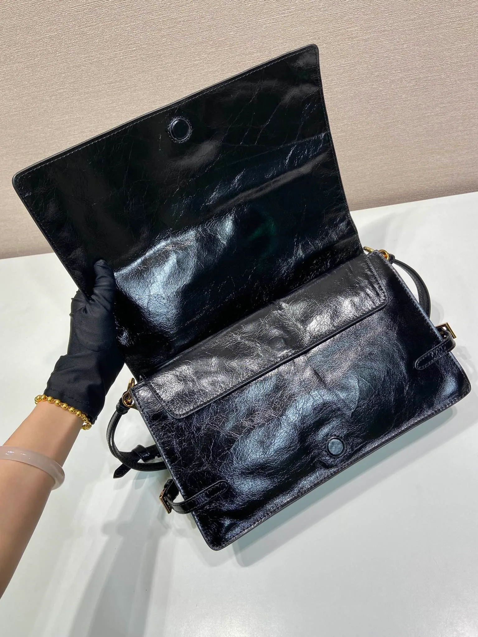 💰1660🎉New oil waxed leather🎉🎉1BD385 large🎉💰 This handbag is made of glossy leather to create a modern style, interpreting a casual attitude for fashionable design. The roomy design features metal hardware and is embellished with the signature triangle logo. The capacity is large, and the men's model you have been longing for has also arrived👍👍This size is suitable for men and women, handsome men and beautiful women. Hurry up and get it🎉🎉 Length 30x Height 18.5x Bottom 9cm🎉🎉🎉💰💰💰