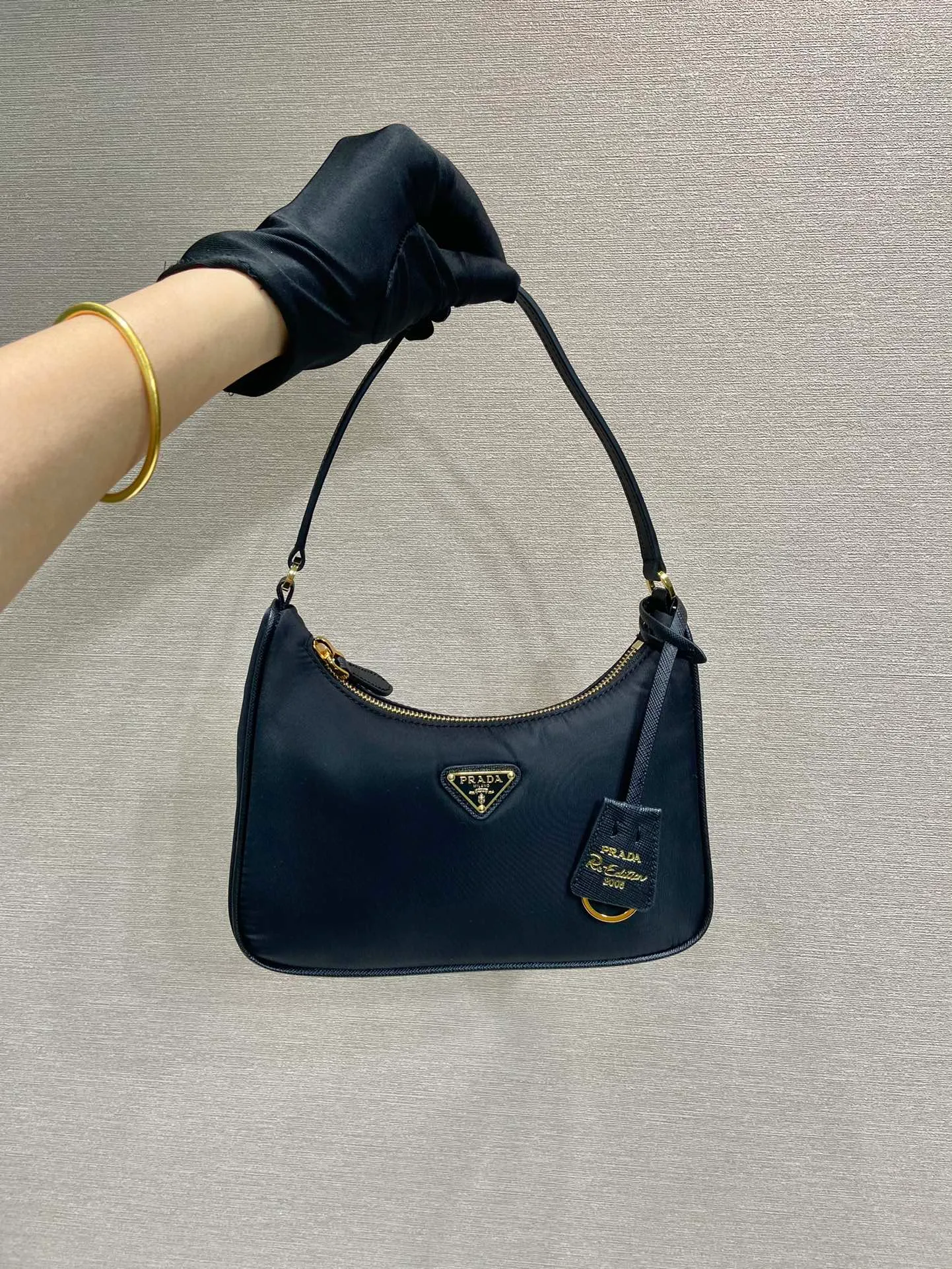 💰720🔥Leather shoulder strap/gold hardware Hobo🔥Original quality👍New 1NE204 moon-shaped second-hand bag, made of imported original parachute fabric, hand-wrapped cross-grain cowhide , the lightweight and practical Hobo armpit bag is super simple and attractive👍👍. It is a small/lightweight/fitable/easy to wear/fashionable armpit bag, and can be carried by hand. It is super easy to use😍😍. It is currently the most popular bag among celebrities, aren’t you excited? 😜😜 Ladies, hurry up, length 22X height 12x bottom 6cm