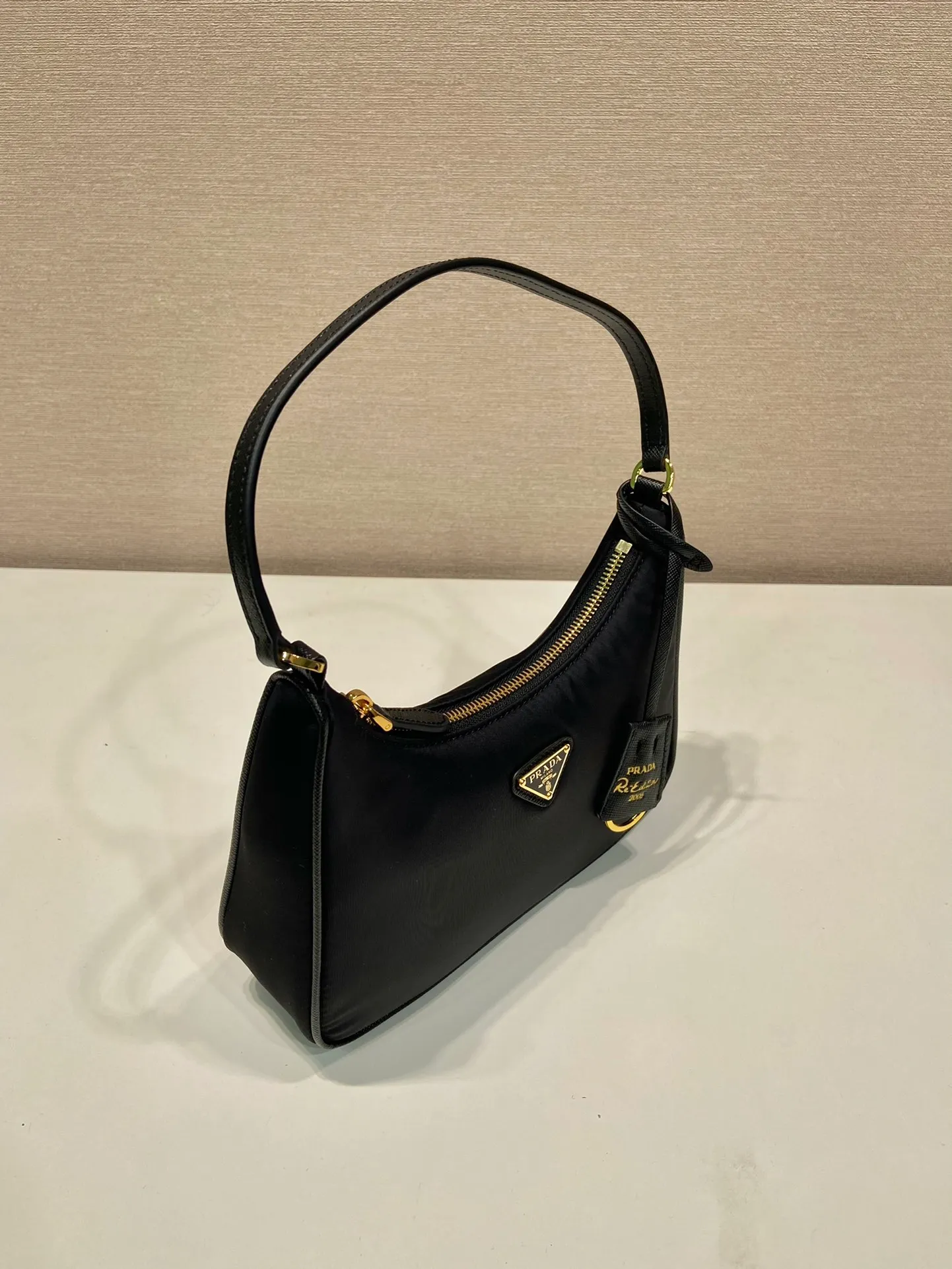 💰720🔥Leather shoulder strap/gold hardware Hobo🔥Original quality👍New 1NE204 moon-shaped second-hand bag, made of imported original parachute fabric, hand-wrapped cross-grain cowhide , the lightweight and practical Hobo armpit bag is super simple and attractive👍👍. It is a small/lightweight/fitable/easy to wear/fashionable armpit bag, and can be carried by hand. It is super easy to use😍😍. It is currently the most popular bag among celebrities, aren’t you excited? 😜😜 Ladies, hurry up, length 22X height 12x bottom 6cm