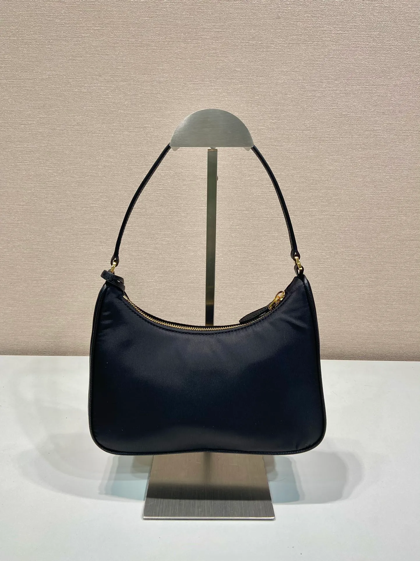 💰720🔥Leather shoulder strap/gold hardware Hobo🔥Original quality👍New 1NE204 moon-shaped second-hand bag, made of imported original parachute fabric, hand-wrapped cross-grain cowhide , the lightweight and practical Hobo armpit bag is super simple and attractive👍👍. It is a small/lightweight/fitable/easy to wear/fashionable armpit bag, and can be carried by hand. It is super easy to use😍😍. It is currently the most popular bag among celebrities, aren’t you excited? 😜😜 Ladies, hurry up, length 22X height 12x bottom 6cm