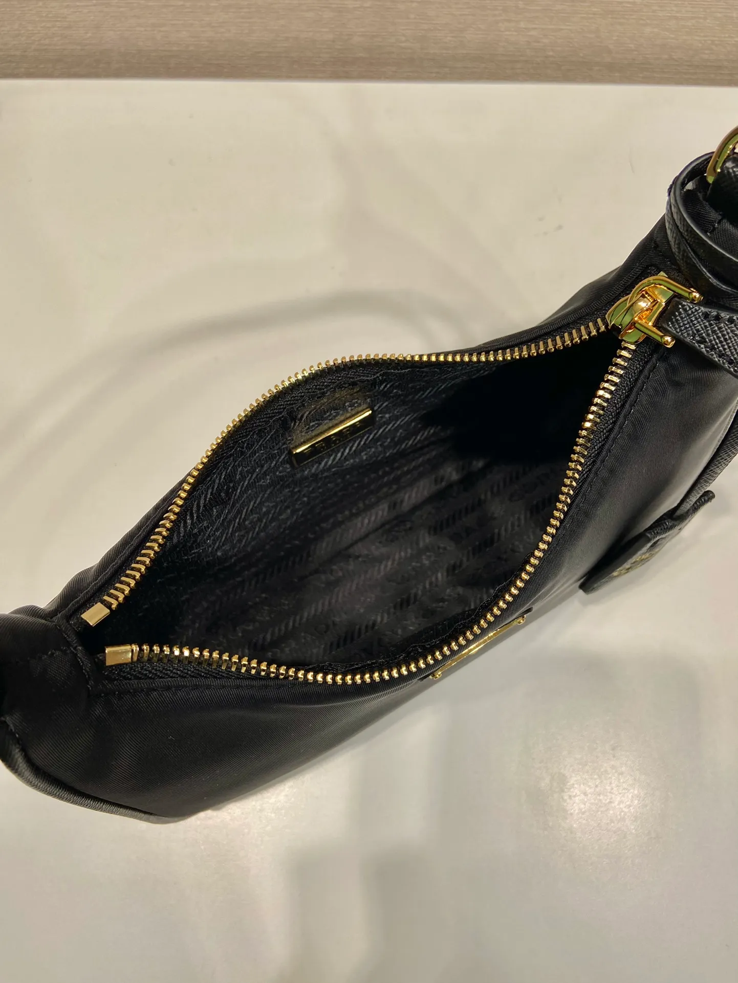 💰720🔥Leather shoulder strap/gold hardware Hobo🔥Original quality👍New 1NE204 moon-shaped second-hand bag, made of imported original parachute fabric, hand-wrapped cross-grain cowhide , the lightweight and practical Hobo armpit bag is super simple and attractive👍👍. It is a small/lightweight/fitable/easy to wear/fashionable armpit bag, and can be carried by hand. It is super easy to use😍😍. It is currently the most popular bag among celebrities, aren’t you excited? 😜😜 Ladies, hurry up, length 22X height 12x bottom 6cm