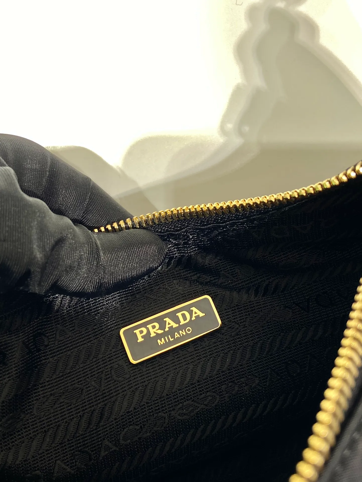 💰720🔥Leather shoulder strap/gold hardware Hobo🔥Original quality👍New 1NE204 moon-shaped second-hand bag, made of imported original parachute fabric, hand-wrapped cross-grain cowhide , the lightweight and practical Hobo armpit bag is super simple and attractive👍👍. It is a small/lightweight/fitable/easy to wear/fashionable armpit bag, and can be carried by hand. It is super easy to use😍😍. It is currently the most popular bag among celebrities, aren’t you excited? 😜😜 Ladies, hurry up, length 22X height 12x bottom 6cm