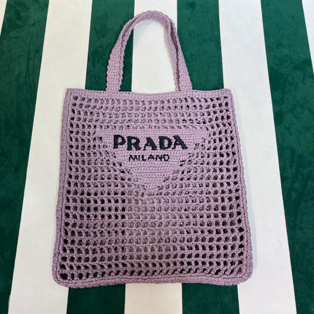💰1160 Raffia Upgraded Version/Lavender Purple☂️ 𝗣𝗿'𝗮𝗱𝗮Raffia Fiber Tote Bag Made of high-quality imported raffia🌿 Purely handmade! Every craftsman makes it with care and crochets it stitch by stitch! How can summer outings, picnics, and photo shoots be complete without a beautiful, lightweight and chic straw bag? 393 Size: 36×4×38cm