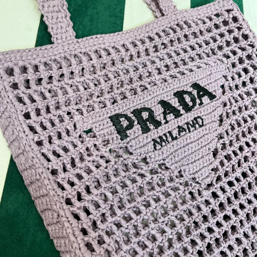 💰1160 Raffia Upgraded Version/Lavender Purple☂️ 𝗣𝗿'𝗮𝗱𝗮Raffia Fiber Tote Bag Made of high-quality imported raffia🌿 Purely handmade! Every craftsman makes it with care and crochets it stitch by stitch! How can summer outings, picnics, and photo shoots be complete without a beautiful, lightweight and chic straw bag? 393 Size: 36×4×38cm