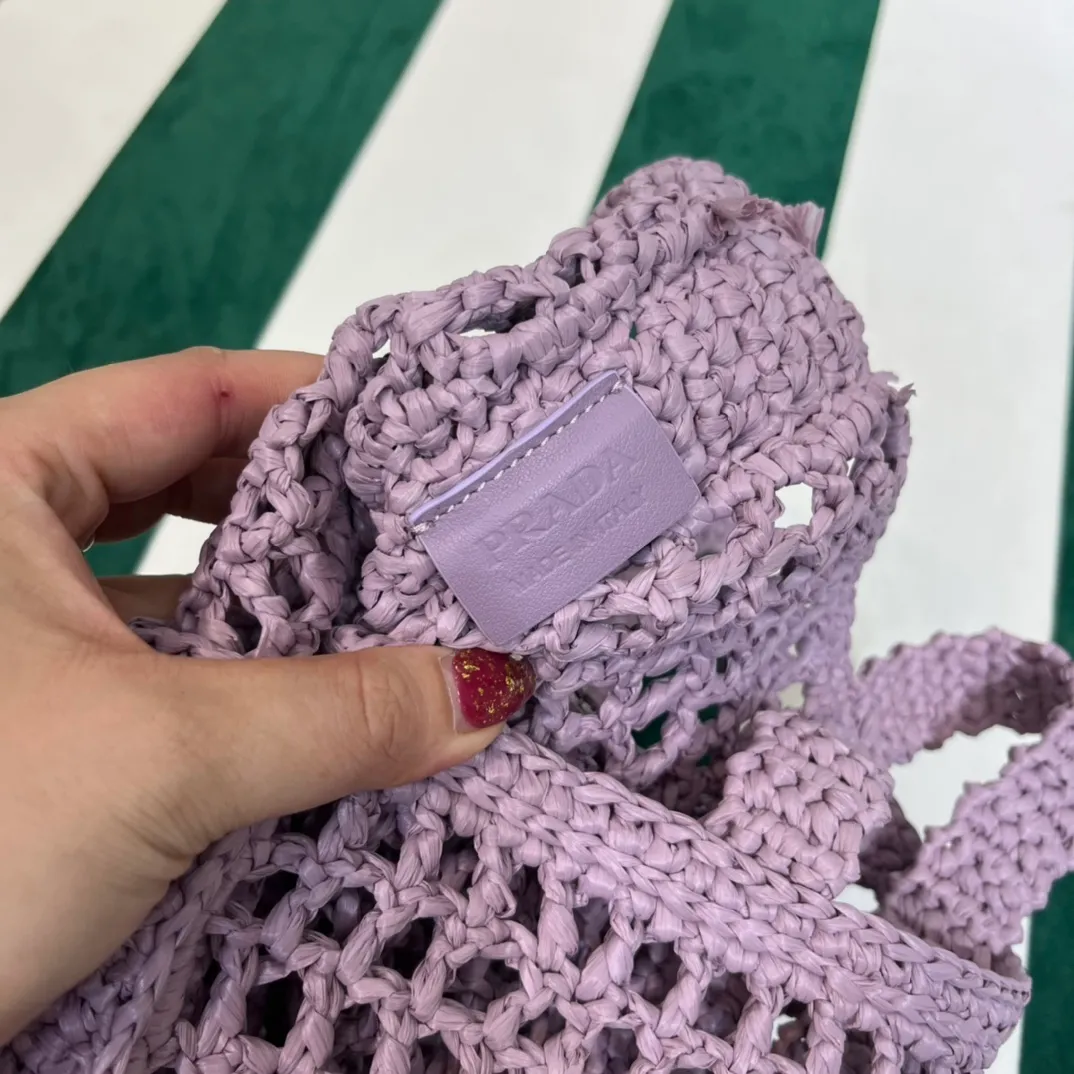 💰1160 Raffia Upgraded Version/Lavender Purple☂️ 𝗣𝗿'𝗮𝗱𝗮Raffia Fiber Tote Bag Made of high-quality imported raffia🌿 Purely handmade! Every craftsman makes it with care and crochets it stitch by stitch! How can summer outings, picnics, and photo shoots be complete without a beautiful, lightweight and chic straw bag? 393 Size: 36×4×38cm