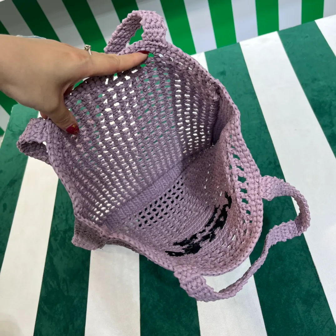 💰1160 Raffia Upgraded Version/Lavender Purple☂️ 𝗣𝗿'𝗮𝗱𝗮Raffia Fiber Tote Bag Made of high-quality imported raffia🌿 Purely handmade! Every craftsman makes it with care and crochets it stitch by stitch! How can summer outings, picnics, and photo shoots be complete without a beautiful, lightweight and chic straw bag? 393 Size: 36×4×38cm