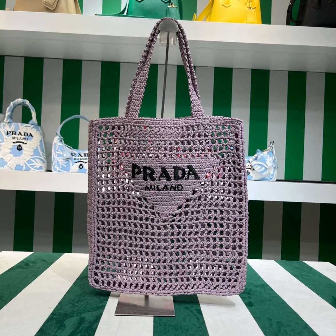 💰1160 Raffia Upgraded Version/Lavender Purple☂️ 𝗣𝗿'𝗮𝗱𝗮Raffia Fiber Tote Bag Made of high-quality imported raffia🌿 Purely handmade! Every craftsman makes it with care and crochets it stitch by stitch! How can summer outings, picnics, and photo shoots be complete without a beautiful, lightweight and chic straw bag? 393 Size: 36×4×38cm