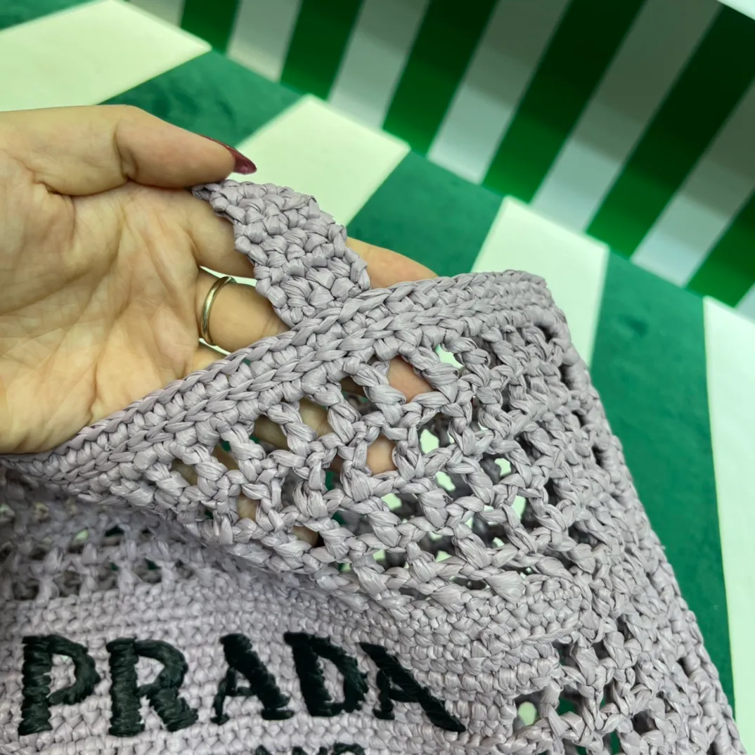 💰1160 Raffia Upgraded Version/Lavender Purple☂️ 𝗣𝗿'𝗮𝗱𝗮Raffia Fiber Tote Bag Made of high-quality imported raffia🌿 Purely handmade! Every craftsman makes it with care and crochets it stitch by stitch! How can summer outings, picnics, and photo shoots be complete without a beautiful, lightweight and chic straw bag? 393 Size: 36×4×38cm