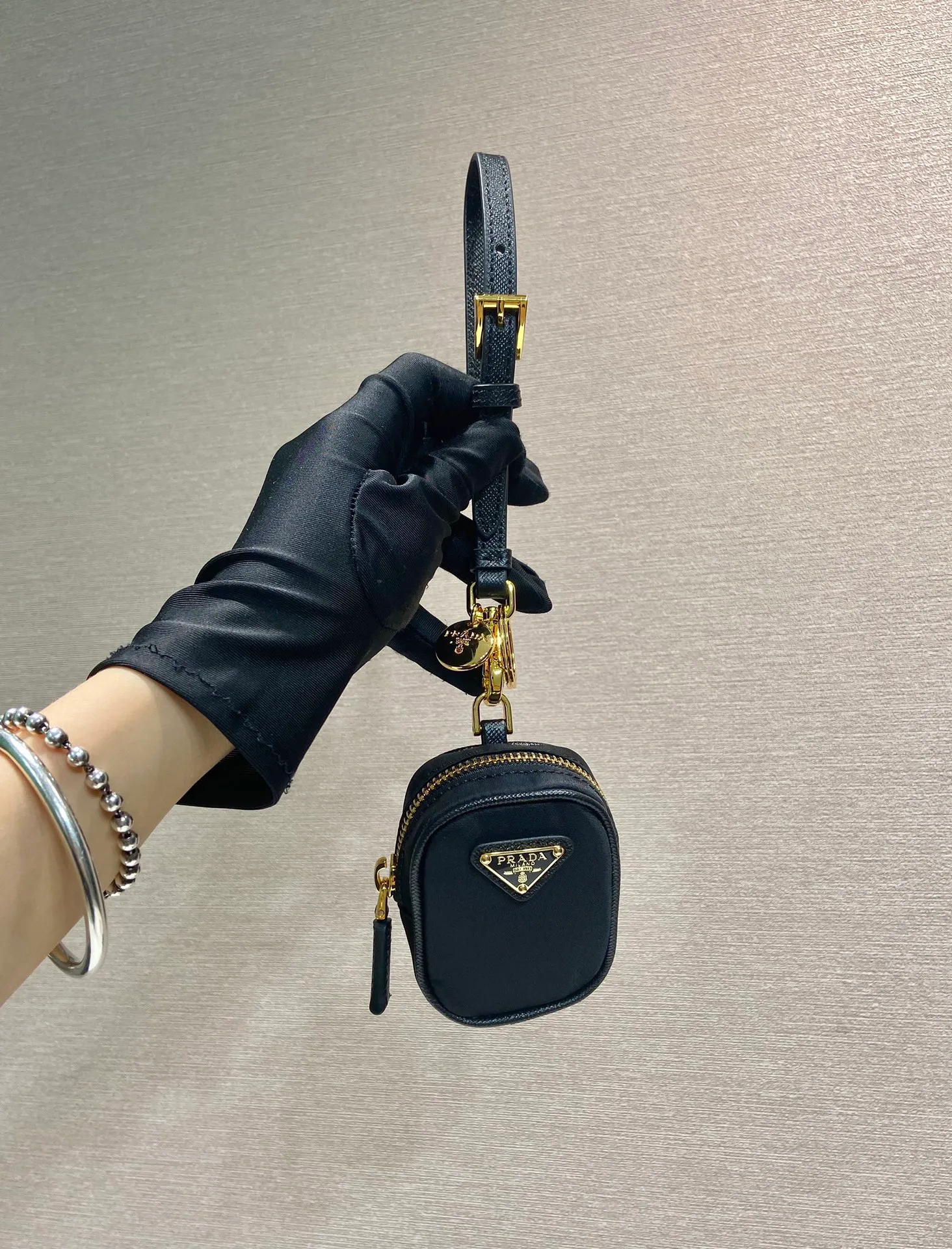 💰360🎉Mini small bag🎉1TT200 new product🎉🎉 This mini pouch is versatile in style and made of Re-Nylon. It cleverly combines practical regenerated nylon, a detachable leather wrist strap and gold-plated hardware. It can be hung on bags and waist bags for decoration. Cards/car keys🔑/lipstick💄/are all no problem. Babies, the pouch you have been longing for has arrived👏👏 Length 7.5x Height 6x Bottom 2.5cm👏👏👏🎉🎉🎉