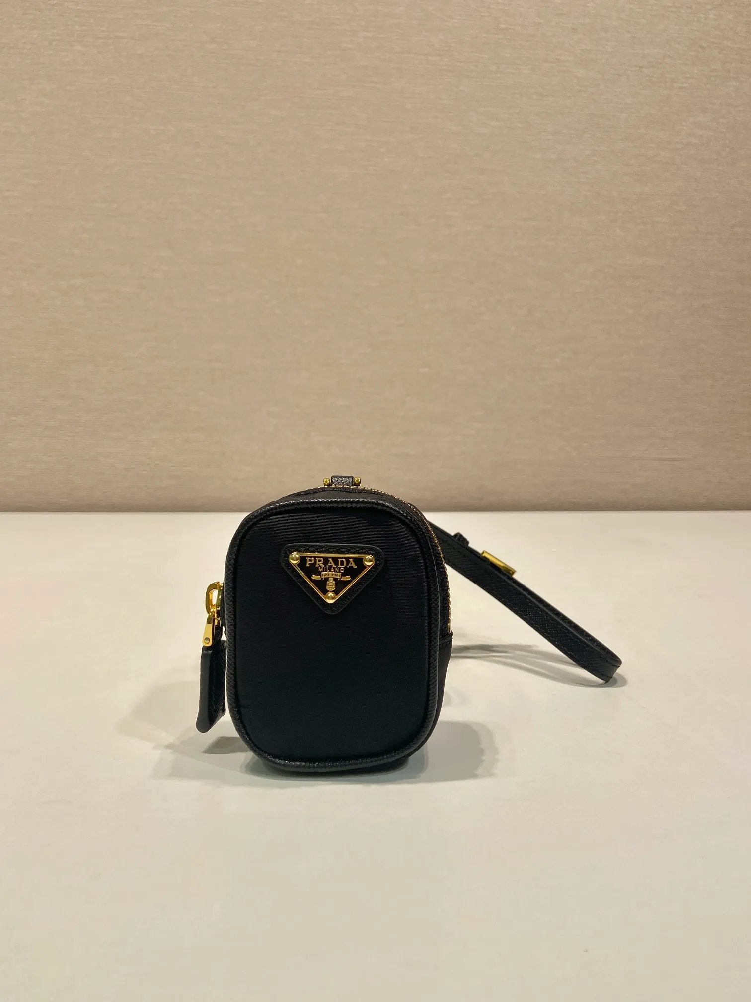 💰360🎉Mini small bag🎉1TT200 new product🎉🎉 This mini pouch is versatile in style and made of Re-Nylon. It cleverly combines practical regenerated nylon, a detachable leather wrist strap and gold-plated hardware. It can be hung on bags and waist bags for decoration. Cards/car keys🔑/lipstick💄/are all no problem. Babies, the pouch you have been longing for has arrived👏👏 Length 7.5x Height 6x Bottom 2.5cm👏👏👏🎉🎉🎉