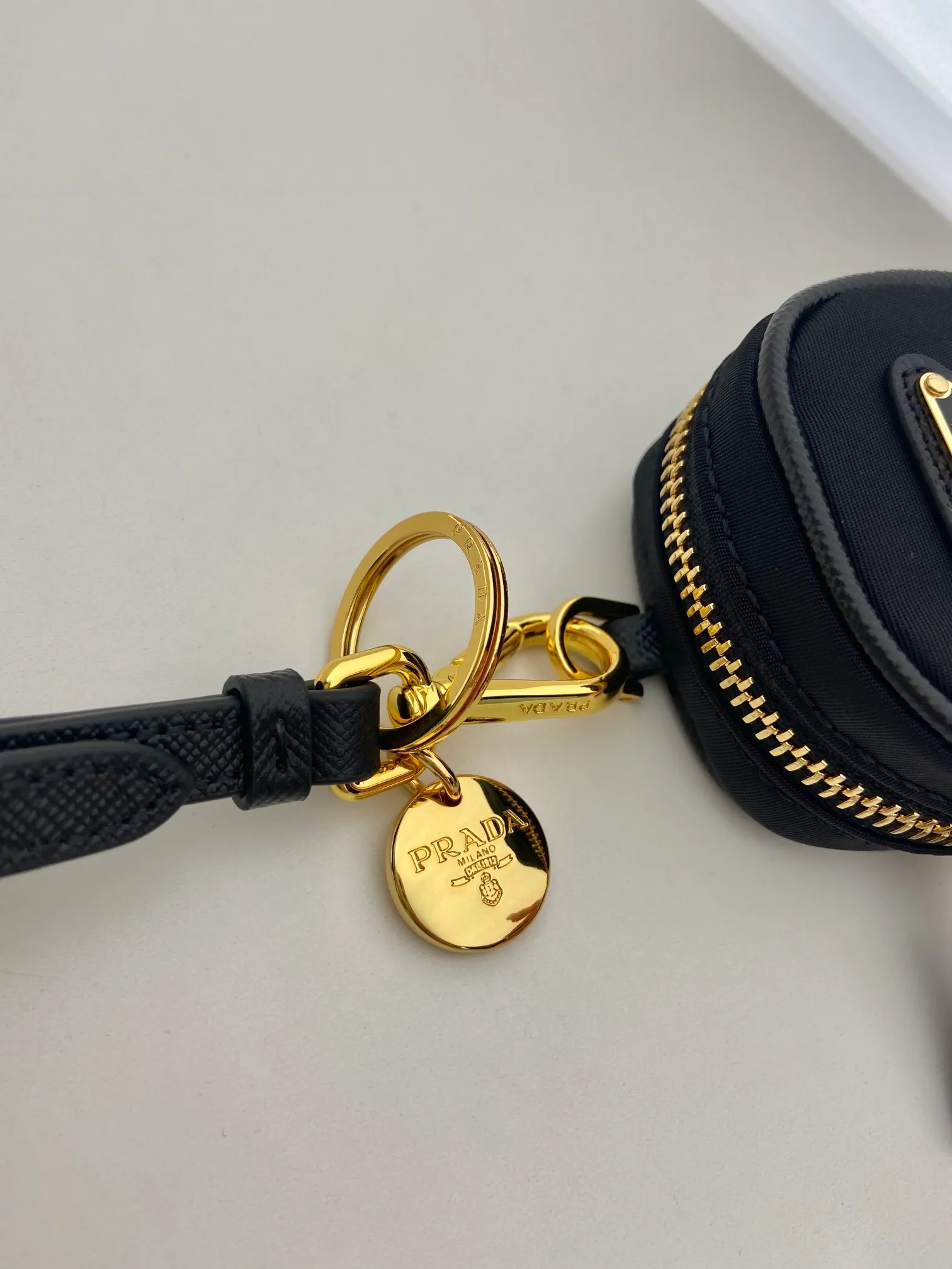 💰360🎉Mini small bag🎉1TT200 new product🎉🎉 This mini pouch is versatile in style and made of Re-Nylon. It cleverly combines practical regenerated nylon, a detachable leather wrist strap and gold-plated hardware. It can be hung on bags and waist bags for decoration. Cards/car keys🔑/lipstick💄/are all no problem. Babies, the pouch you have been longing for has arrived👏👏 Length 7.5x Height 6x Bottom 2.5cm👏👏👏🎉🎉🎉