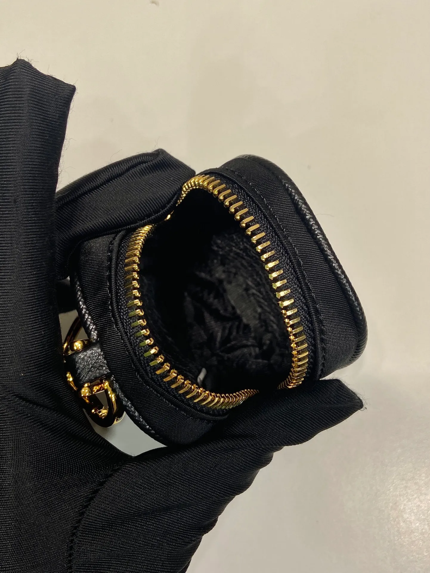 💰360🎉Mini small bag🎉1TT200 new product🎉🎉 This mini pouch is versatile in style and made of Re-Nylon. It cleverly combines practical regenerated nylon, a detachable leather wrist strap and gold-plated hardware. It can be hung on bags and waist bags for decoration. Cards/car keys🔑/lipstick💄/are all no problem. Babies, the pouch you have been longing for has arrived👏👏 Length 7.5x Height 6x Bottom 2.5cm👏👏👏🎉🎉🎉