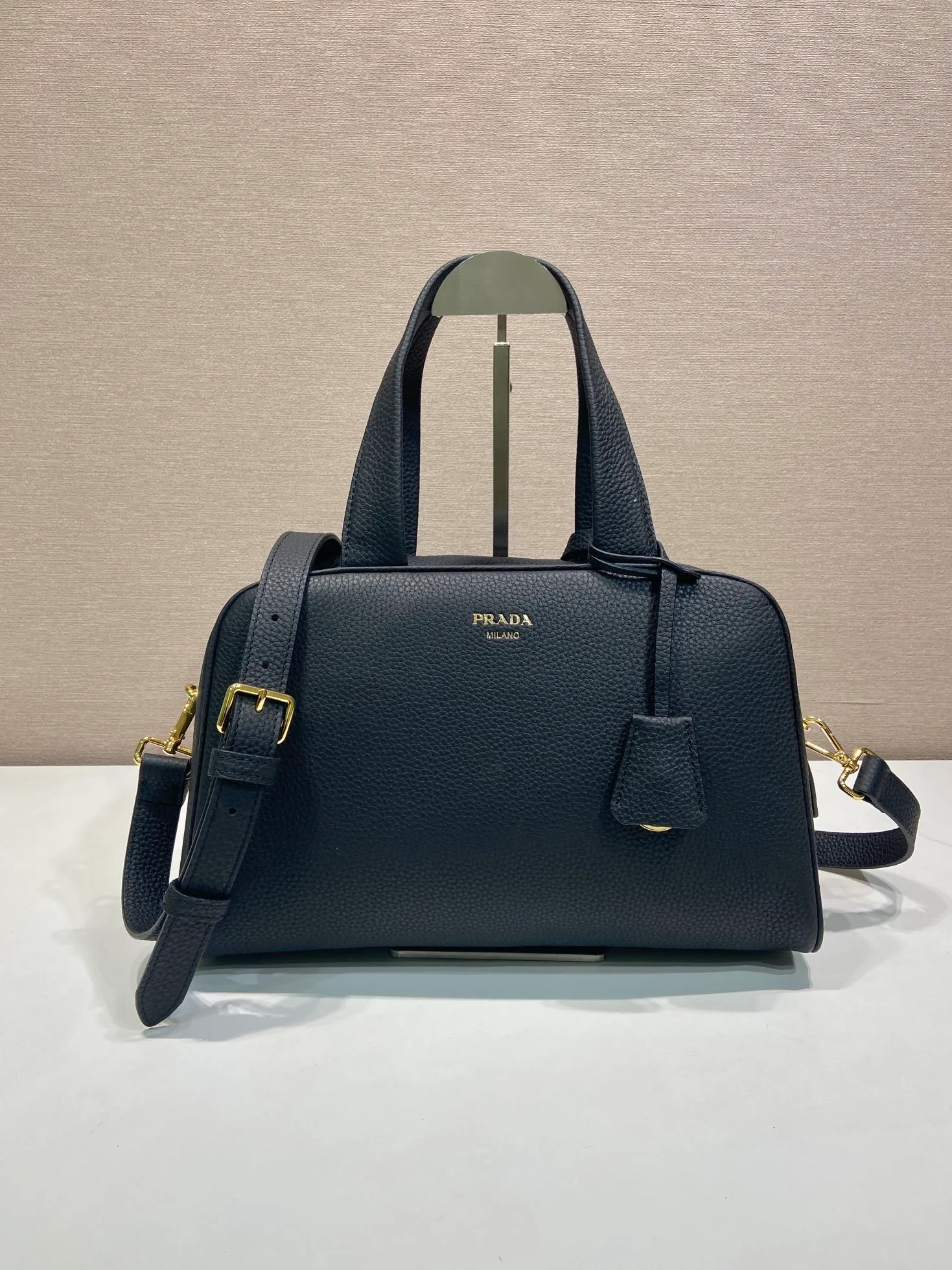 💰1840🎉New arrival 1BB148🎉🎉 Reinterpreted with a soft silhouette, this top handle bag in natural grain leather can be carried by hand or worn with a detachable shoulder strap and comes with 2 detachable hang tags. Metal hardware. It has an embossed letter logo on the front, a zipper closure, and two pockets, one of which is zippered. It has a large capacity and is a popular item that will never go out of style. Hurry up and get it🎉 Length 33x Height 22x Bottom 14cm🎉🎉🎉💰💰💰