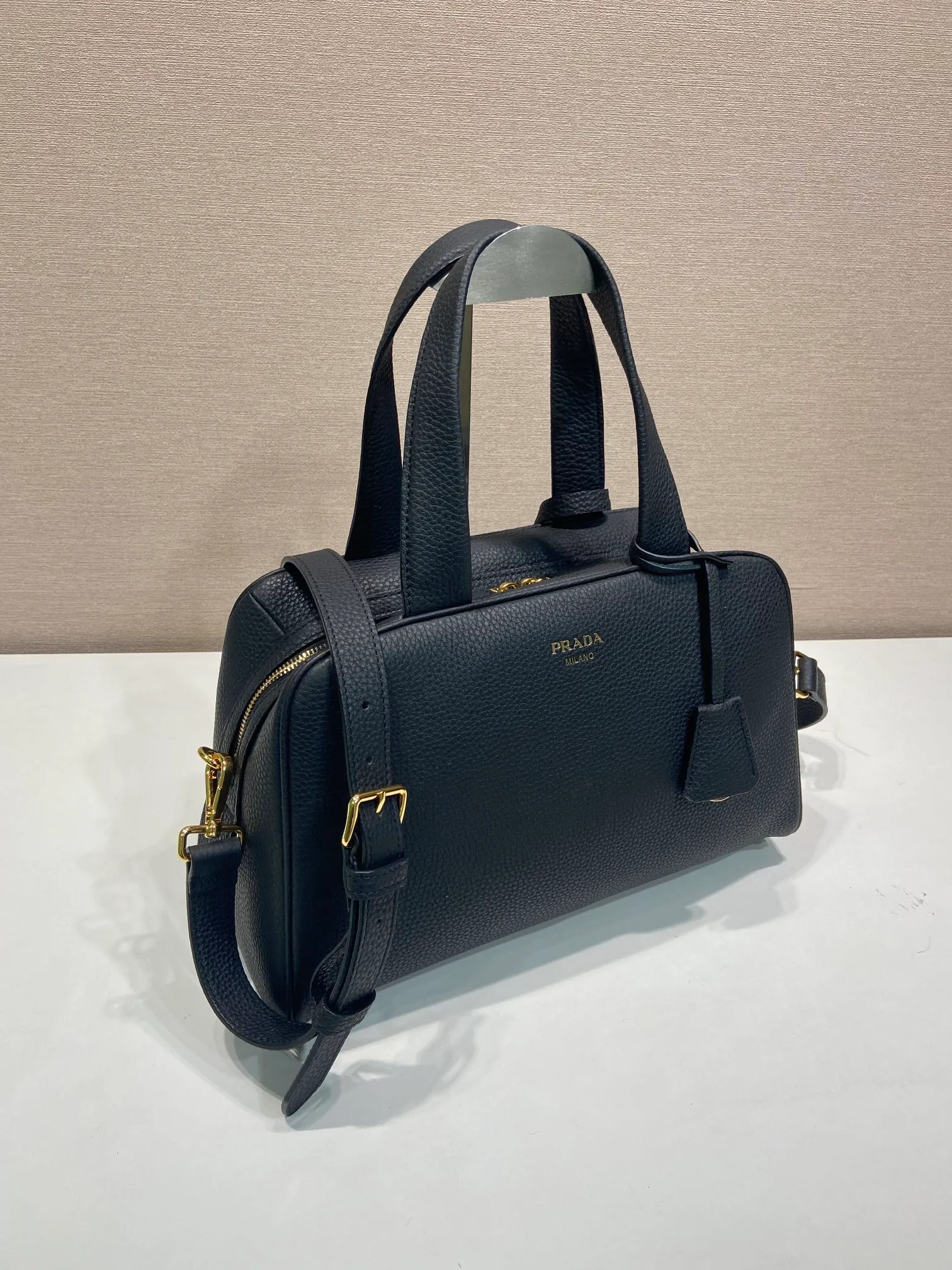💰1840🎉New arrival 1BB148🎉🎉 Reinterpreted with a soft silhouette, this top handle bag in natural grain leather can be carried by hand or worn with a detachable shoulder strap and comes with 2 detachable hang tags. Metal hardware. It has an embossed letter logo on the front, a zipper closure, and two pockets, one of which is zippered. It has a large capacity and is a popular item that will never go out of style. Hurry up and get it🎉 Length 33x Height 22x Bottom 14cm🎉🎉🎉💰💰💰