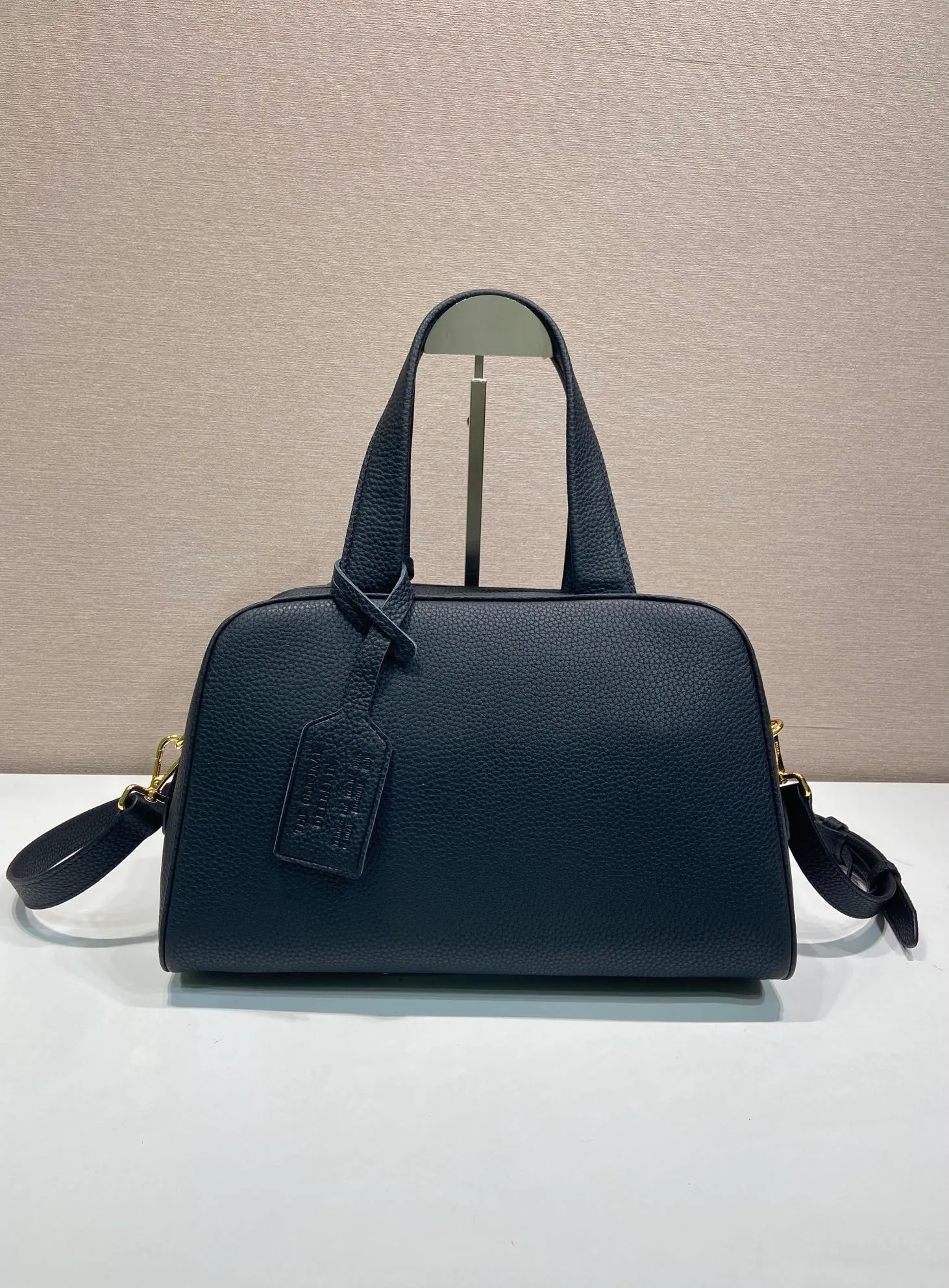 💰1840🎉New arrival 1BB148🎉🎉 Reinterpreted with a soft silhouette, this top handle bag in natural grain leather can be carried by hand or worn with a detachable shoulder strap and comes with 2 detachable hang tags. Metal hardware. It has an embossed letter logo on the front, a zipper closure, and two pockets, one of which is zippered. It has a large capacity and is a popular item that will never go out of style. Hurry up and get it🎉 Length 33x Height 22x Bottom 14cm🎉🎉🎉💰💰💰