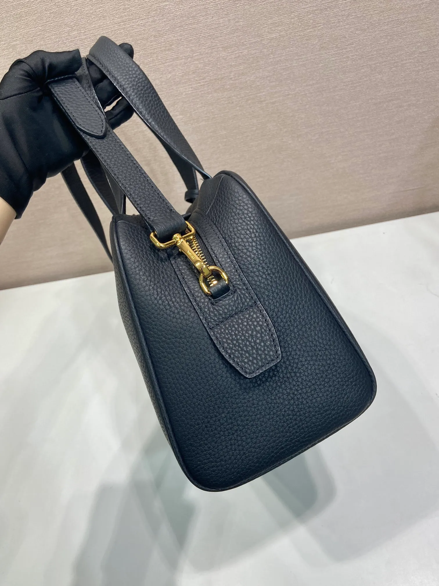 💰1840🎉New arrival 1BB148🎉🎉 Reinterpreted with a soft silhouette, this top handle bag in natural grain leather can be carried by hand or worn with a detachable shoulder strap and comes with 2 detachable hang tags. Metal hardware. It has an embossed letter logo on the front, a zipper closure, and two pockets, one of which is zippered. It has a large capacity and is a popular item that will never go out of style. Hurry up and get it🎉 Length 33x Height 22x Bottom 14cm🎉🎉🎉💰💰💰
