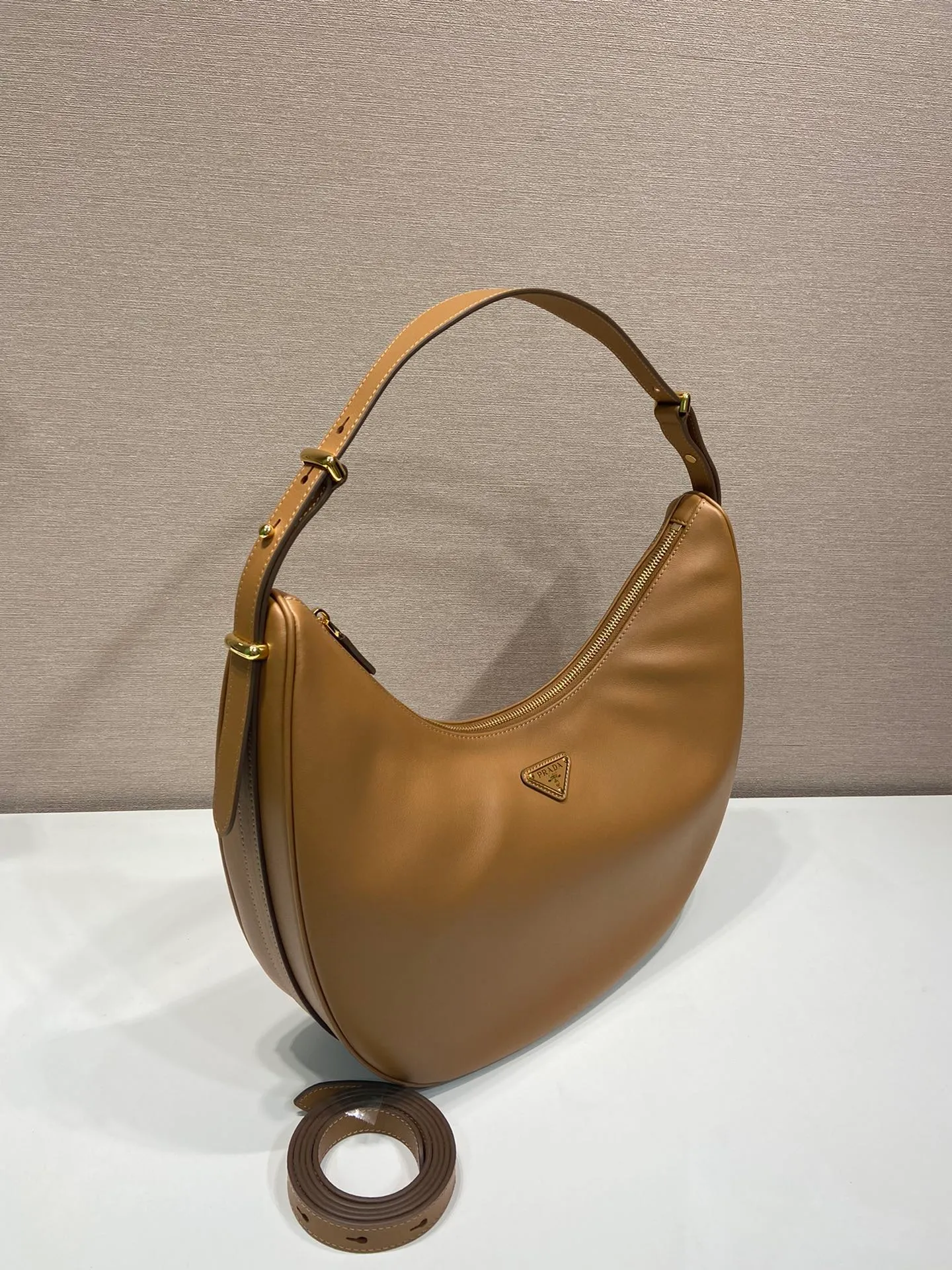 💰1840🎉Large Moon Handbag🎉1BC212 Large🎉🎉 The design of this shoulder bag is inspired by the exploration of the Hobo silhouette, with soft lines and a modern feel. The gentle leather outline is combined with ample capacity and space. It is embellished with metal hardware accessories and is equipped with two adjustable long/short shoulder straps, which can be exchanged for different occasions. The upper body effect is very fashionable and elegant, hurry up and get it🎉🎉, it is another popular style that will never go out of style🎉🎉Length 35x Height 22.5x Bottom 8cm🎉🎉🎉👏👏👏