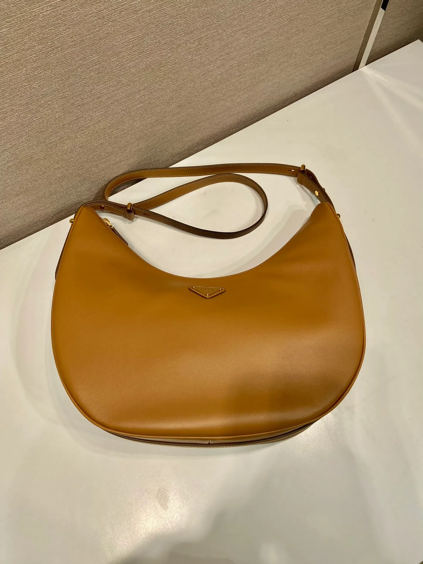 💰1840🎉Large Moon Handbag🎉1BC212 Large🎉🎉 The design of this shoulder bag is inspired by the exploration of the Hobo silhouette, with soft lines and a modern feel. The gentle leather outline is combined with ample capacity and space. It is embellished with metal hardware accessories and is equipped with two adjustable long/short shoulder straps, which can be exchanged for different occasions. The upper body effect is very fashionable and elegant, hurry up and get it🎉🎉, it is another popular style that will never go out of style🎉🎉Length 35x Height 22.5x Bottom 8cm🎉🎉🎉👏👏👏