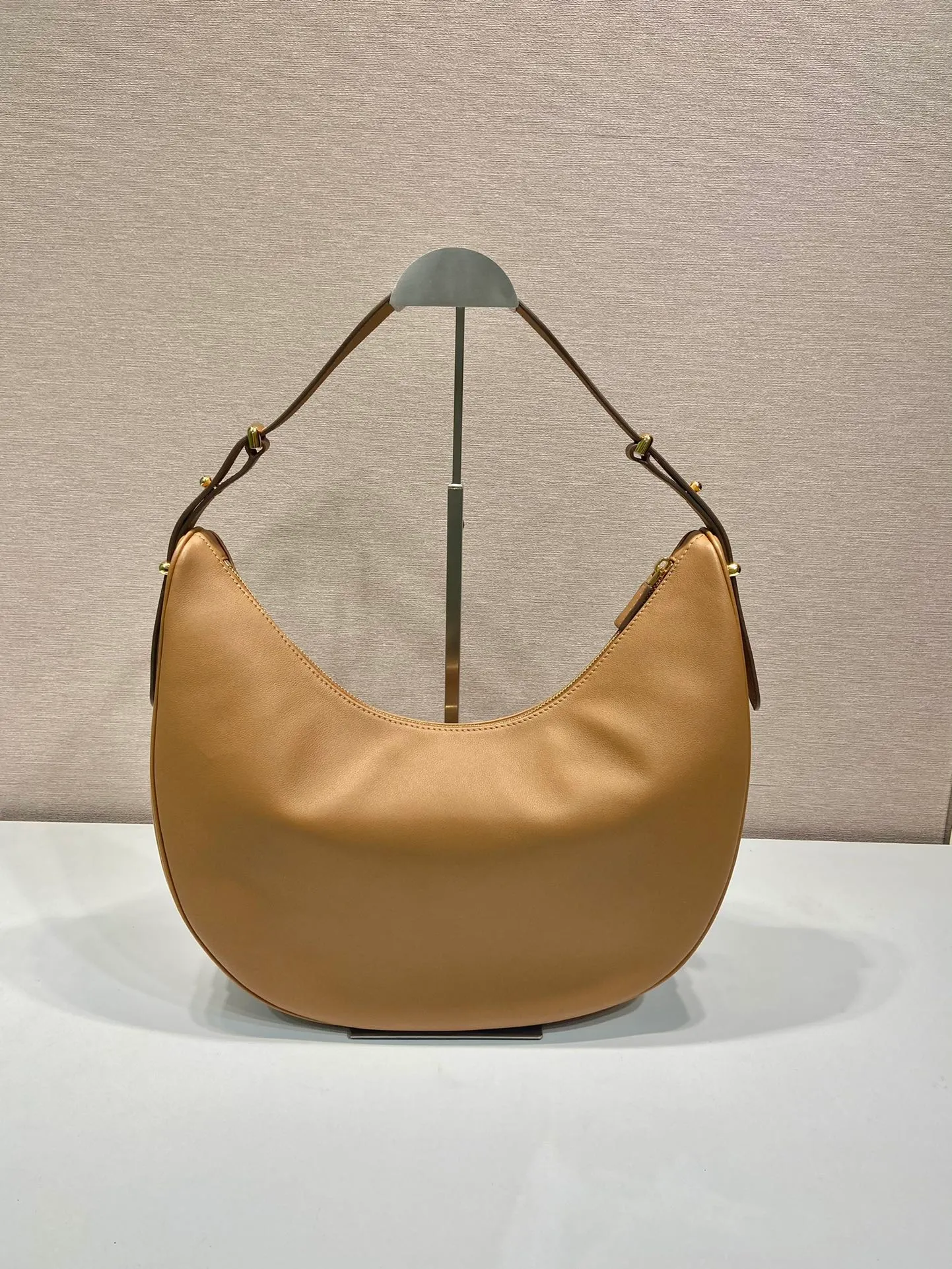 💰1840🎉Large Moon Handbag🎉1BC212 Large🎉🎉 The design of this shoulder bag is inspired by the exploration of the Hobo silhouette, with soft lines and a modern feel. The gentle leather outline is combined with ample capacity and space. It is embellished with metal hardware accessories and is equipped with two adjustable long/short shoulder straps, which can be exchanged for different occasions. The upper body effect is very fashionable and elegant, hurry up and get it🎉🎉, it is another popular style that will never go out of style🎉🎉Length 35x Height 22.5x Bottom 8cm🎉🎉🎉👏👏👏