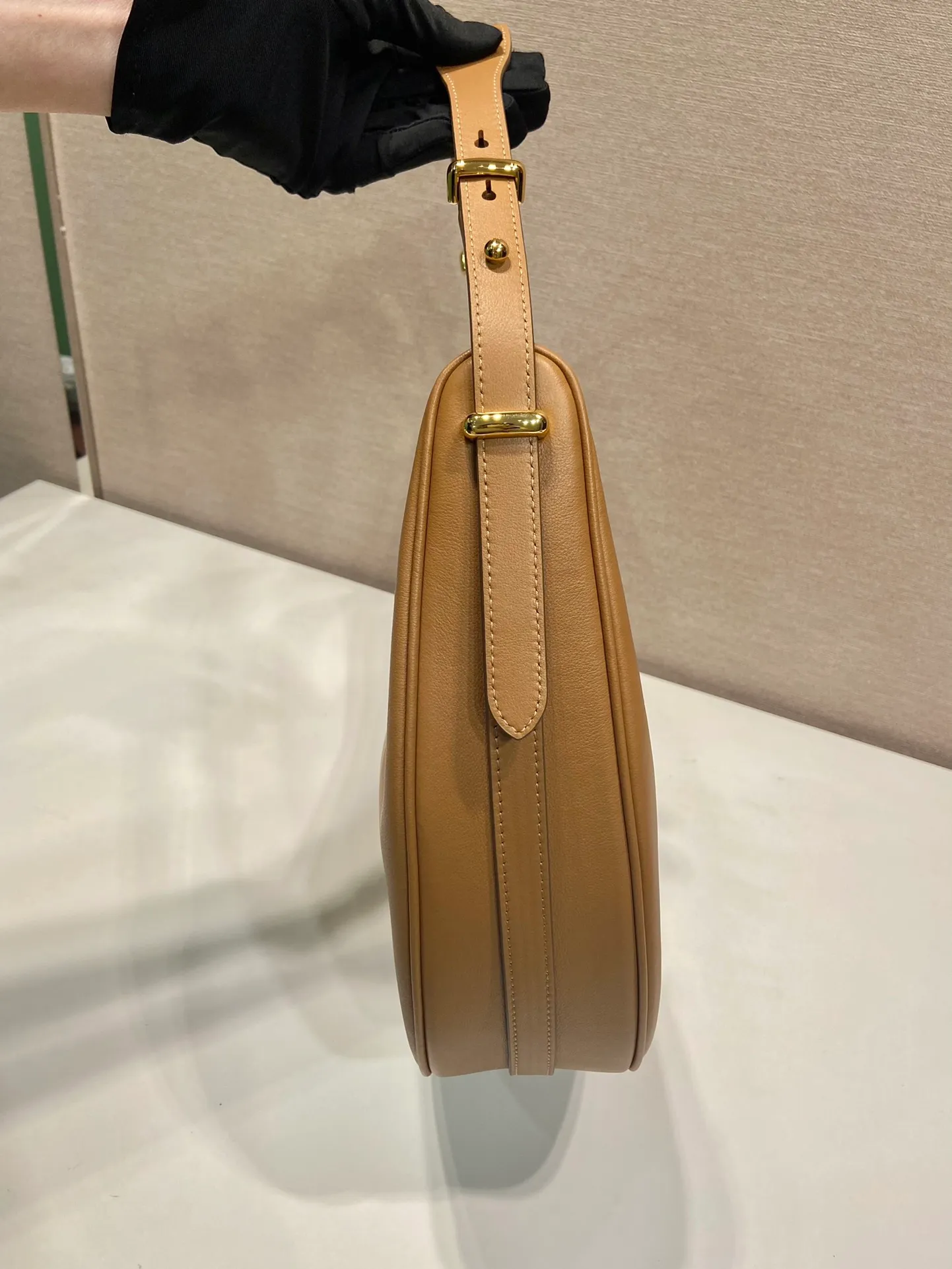 💰1840🎉Large Moon Handbag🎉1BC212 Large🎉🎉 The design of this shoulder bag is inspired by the exploration of the Hobo silhouette, with soft lines and a modern feel. The gentle leather outline is combined with ample capacity and space. It is embellished with metal hardware accessories and is equipped with two adjustable long/short shoulder straps, which can be exchanged for different occasions. The upper body effect is very fashionable and elegant, hurry up and get it🎉🎉, it is another popular style that will never go out of style🎉🎉Length 35x Height 22.5x Bottom 8cm🎉🎉🎉👏👏👏