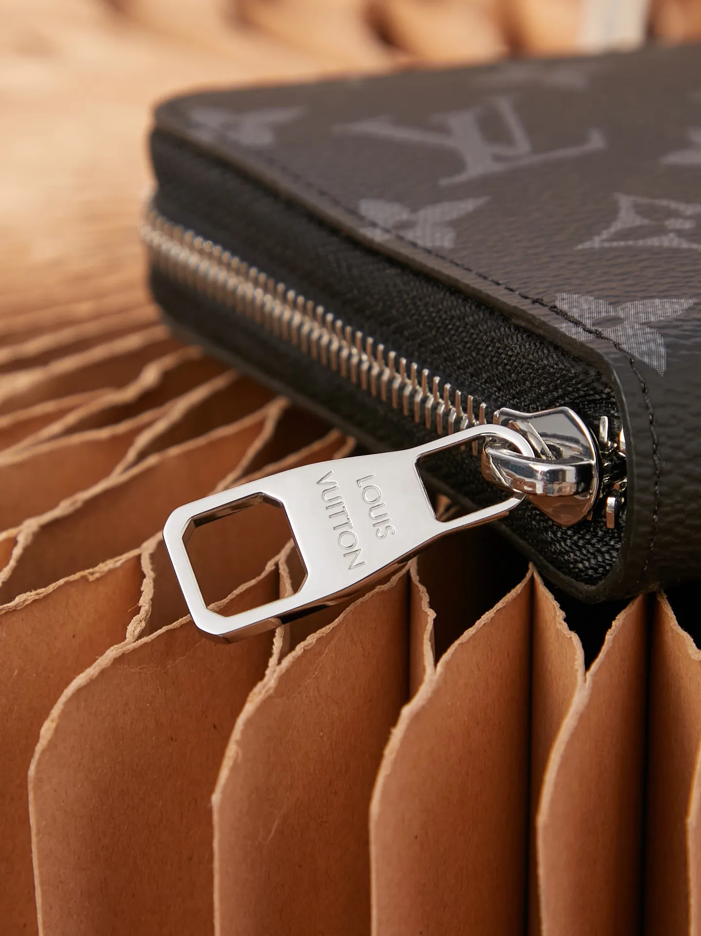 P¥320👉nfc dynamic chip version👈【Top inspection-free pure steel hardware】Large zipper hand wallet M82081 black flower inspection-free version 🔍Perfect details 🔍The essence of solid construction!