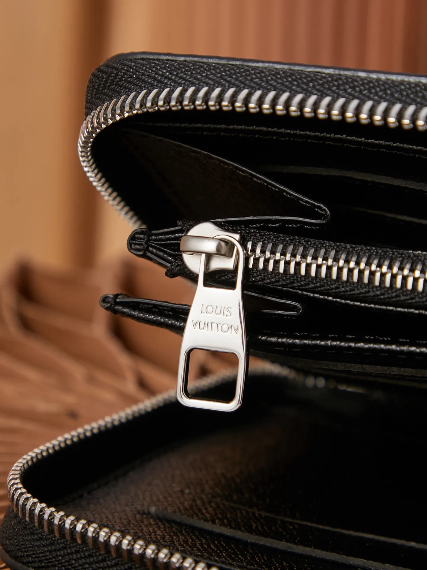 P¥320👉nfc dynamic chip version👈【Top inspection-free pure steel hardware】Large zipper hand wallet M82081 black flower inspection-free version 🔍Perfect details 🔍The essence of solid construction!
