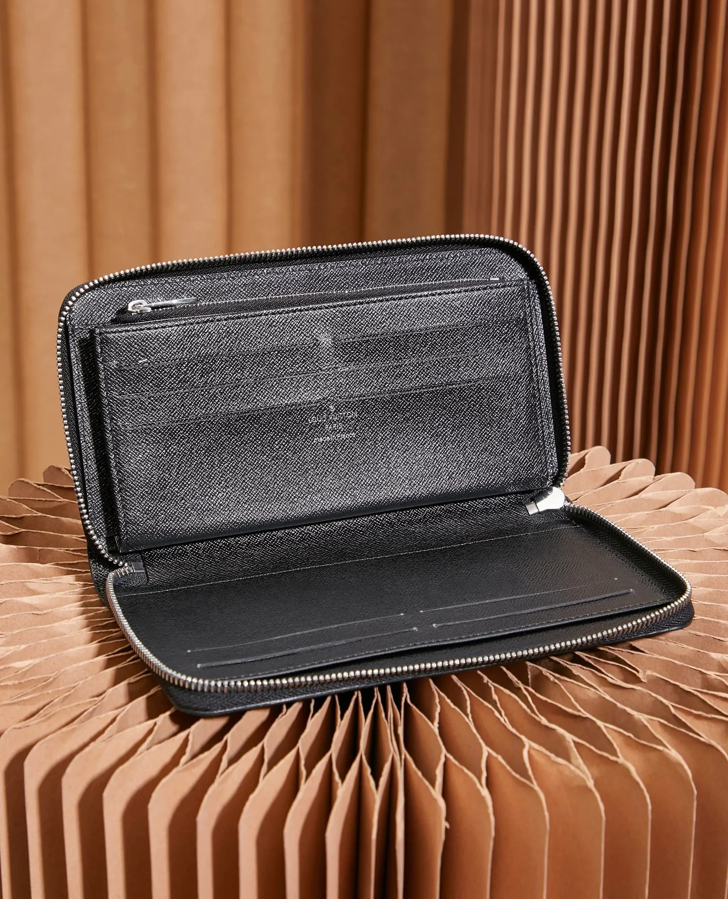P¥320👉nfc dynamic chip version👈【Top inspection-free pure steel hardware】Large zipper hand wallet M82081 black flower inspection-free version 🔍Perfect details 🔍The essence of solid construction!