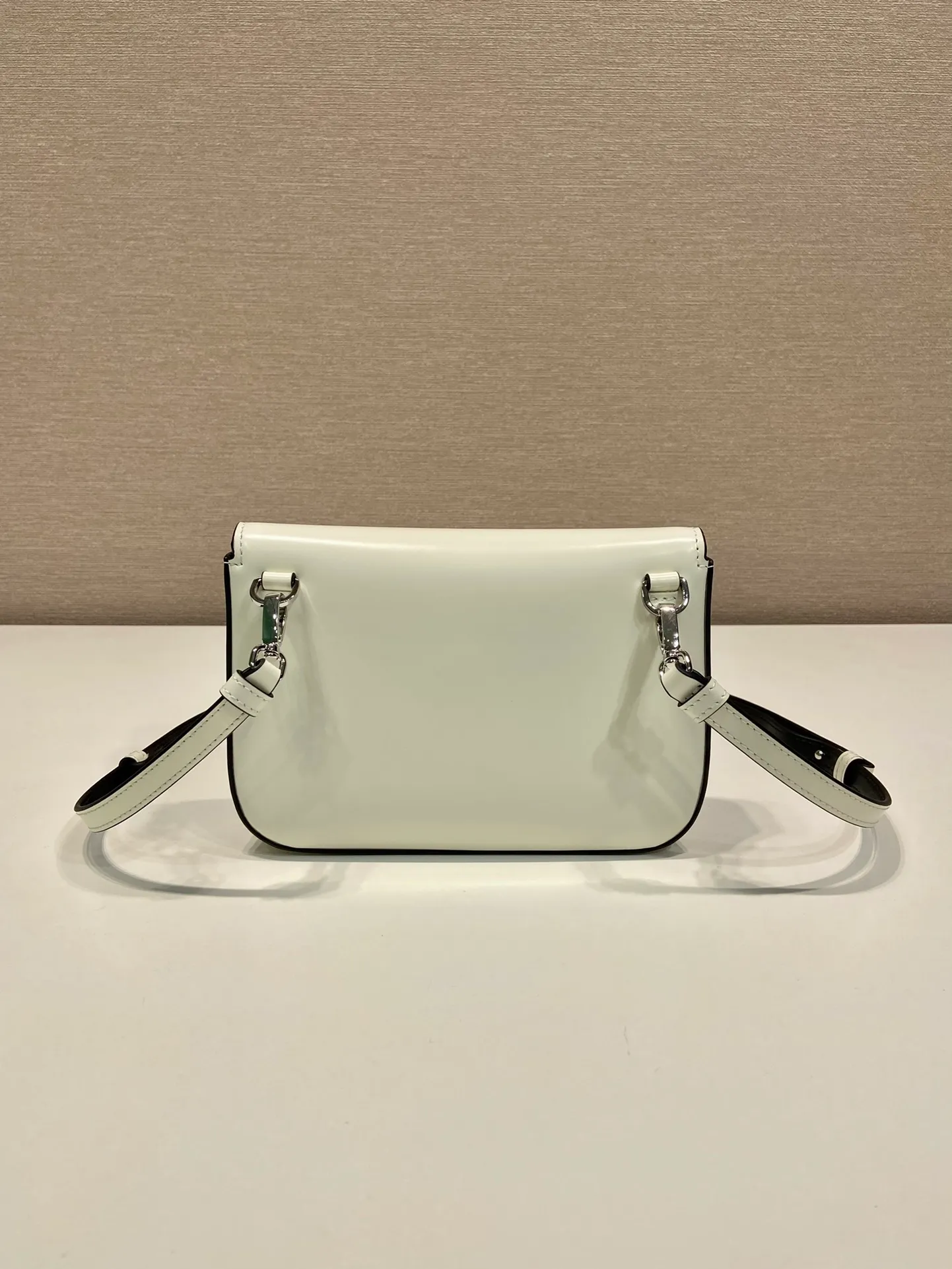 💰1100🎉New style🎉2VD061🎉2023 autumn and winter series fashion show🎉 This one is made of glossy leather. Can be worn around the neck. Signature sloping side construction creates a simple silhouette that sits flat against the body. Detachable and adjustable leather shoulder strap. Flap featuring heat-stamped logo. The upper body effect must be cool, it is suitable for both men and women, length 18x height 12.5x bottom 2.5cm