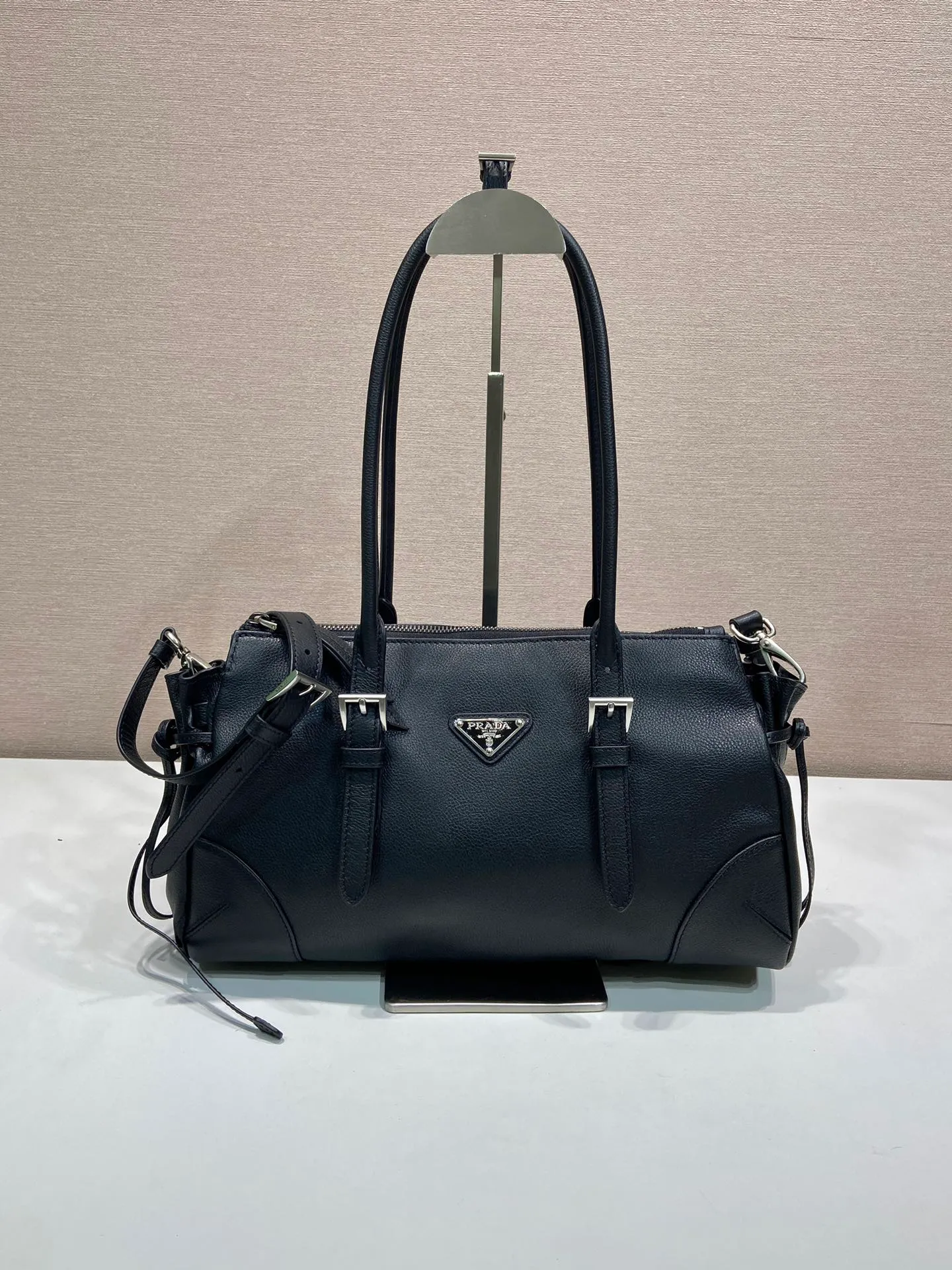 💰1700🎉New product Bonnie🎉1BG628🎉🎉 This retro-textured leather bag embodies exquisite and modern personality. The geometric silhouette is complemented by a modern, metallic buckle and side laces. The long handle indicates a pragmatic and casual attitude. Equipped with a detachable long shoulder strap, it is convenient for different occasions and has a very large capacity. Juju is easy to use👍👍It is definitely a must-have for fashionistas. Hurry up and take this retro style handbag home🎉🎉 Length 32x Height 17.5x Bottom 10.5cm🎉🎉🎉💰💰💰