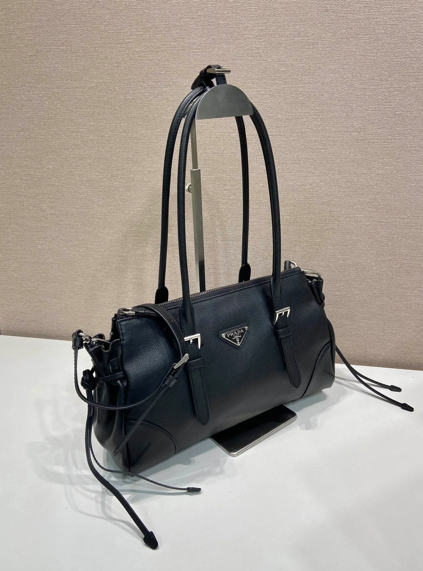 💰1700🎉New product Bonnie🎉1BG628🎉🎉 This retro-textured leather bag embodies exquisite and modern personality. The geometric silhouette is complemented by a modern, metallic buckle and side laces. The long handle indicates a pragmatic and casual attitude. Equipped with a detachable long shoulder strap, it is convenient for different occasions and has a very large capacity. Juju is easy to use👍👍It is definitely a must-have for fashionistas. Hurry up and take this retro style handbag home🎉🎉 Length 32x Height 17.5x Bottom 10.5cm🎉🎉🎉💰💰💰
