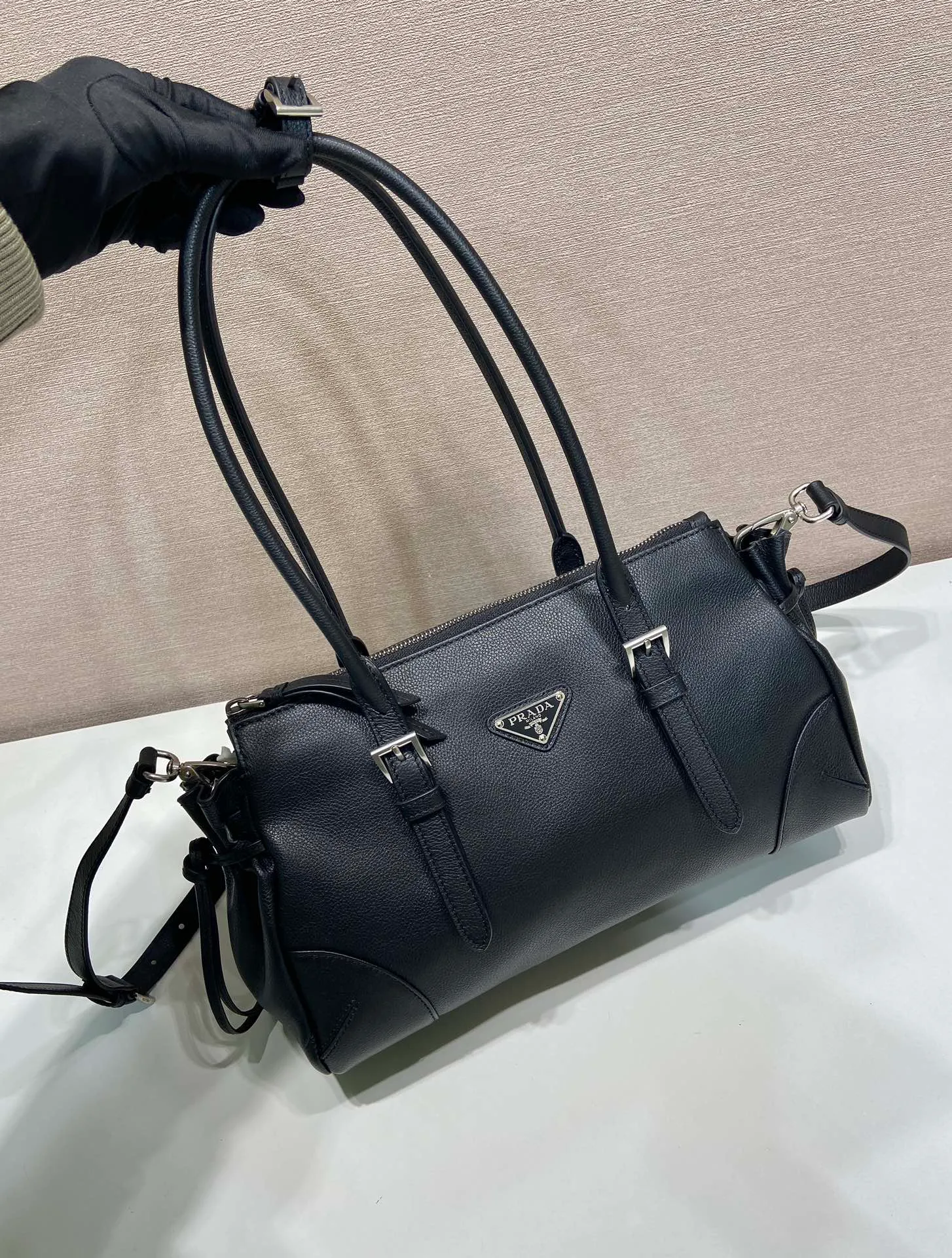 💰1700🎉New product Bonnie🎉1BG628🎉🎉 This retro-textured leather bag embodies exquisite and modern personality. The geometric silhouette is complemented by a modern, metallic buckle and side laces. The long handle indicates a pragmatic and casual attitude. Equipped with a detachable long shoulder strap, it is convenient for different occasions and has a very large capacity. Juju is easy to use👍👍It is definitely a must-have for fashionistas. Hurry up and take this retro style handbag home🎉🎉 Length 32x Height 17.5x Bottom 10.5cm🎉🎉🎉💰💰💰