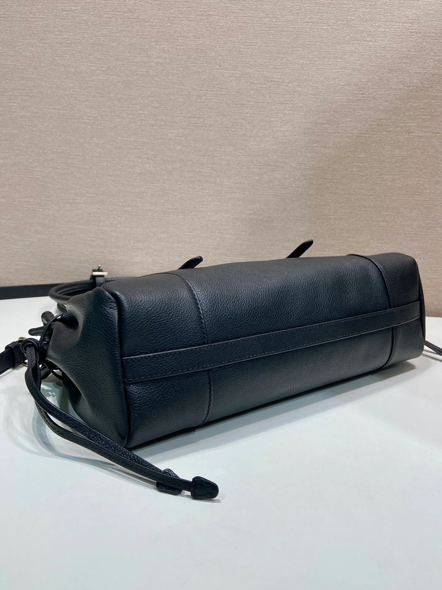 💰1700🎉New product Bonnie🎉1BG628🎉🎉 This retro-textured leather bag embodies exquisite and modern personality. The geometric silhouette is complemented by a modern, metallic buckle and side laces. The long handle indicates a pragmatic and casual attitude. Equipped with a detachable long shoulder strap, it is convenient for different occasions and has a very large capacity. Juju is easy to use👍👍It is definitely a must-have for fashionistas. Hurry up and take this retro style handbag home🎉🎉 Length 32x Height 17.5x Bottom 10.5cm🎉🎉🎉💰💰💰