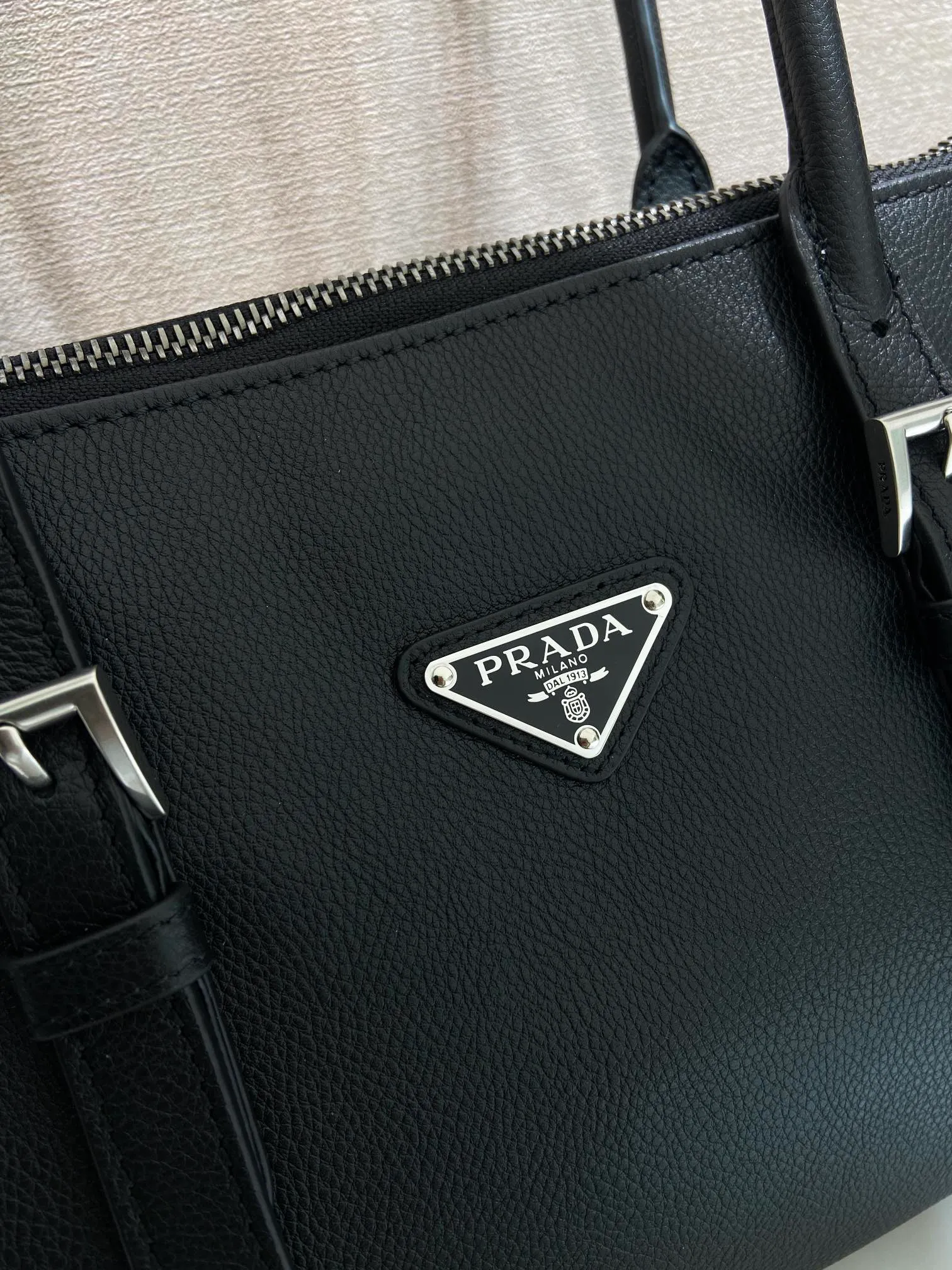 💰1700🎉New product Bonnie🎉1BG628🎉🎉 This retro-textured leather bag embodies exquisite and modern personality. The geometric silhouette is complemented by a modern, metallic buckle and side laces. The long handle indicates a pragmatic and casual attitude. Equipped with a detachable long shoulder strap, it is convenient for different occasions and has a very large capacity. Juju is easy to use👍👍It is definitely a must-have for fashionistas. Hurry up and take this retro style handbag home🎉🎉 Length 32x Height 17.5x Bottom 10.5cm🎉🎉🎉💰💰💰