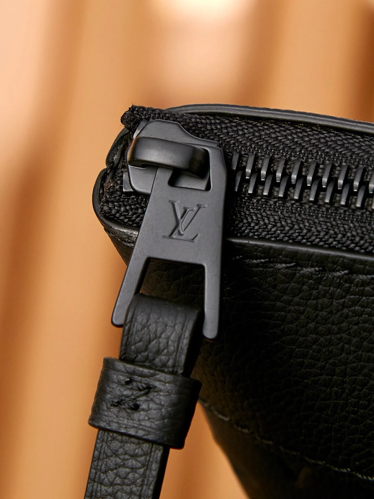 P¥540👉nfc dynamic chip version👈【Top inspection-free all-steel hardware】M82545 black leather embossed POCHETTE VOYAGE SOUPLE clutch Pochette Voyage SOUPLE clutch bag is made of soft Monogram Eclipse coated canvas, with rounded strokes to outline the classic Pochette Voyage clutch bag lines, bringing a comfortable travel experience. M82543 Full leather embossed, black floral black leather, black grid black leather, presbyopic black leather, Pila brand front compartment clutch, small clutch oo [handshake] [handshake] Slim configuration with zipper compartment and magnetic back pocket. Comes in gift box 32 x 21 x 8 cm (length x height x width)