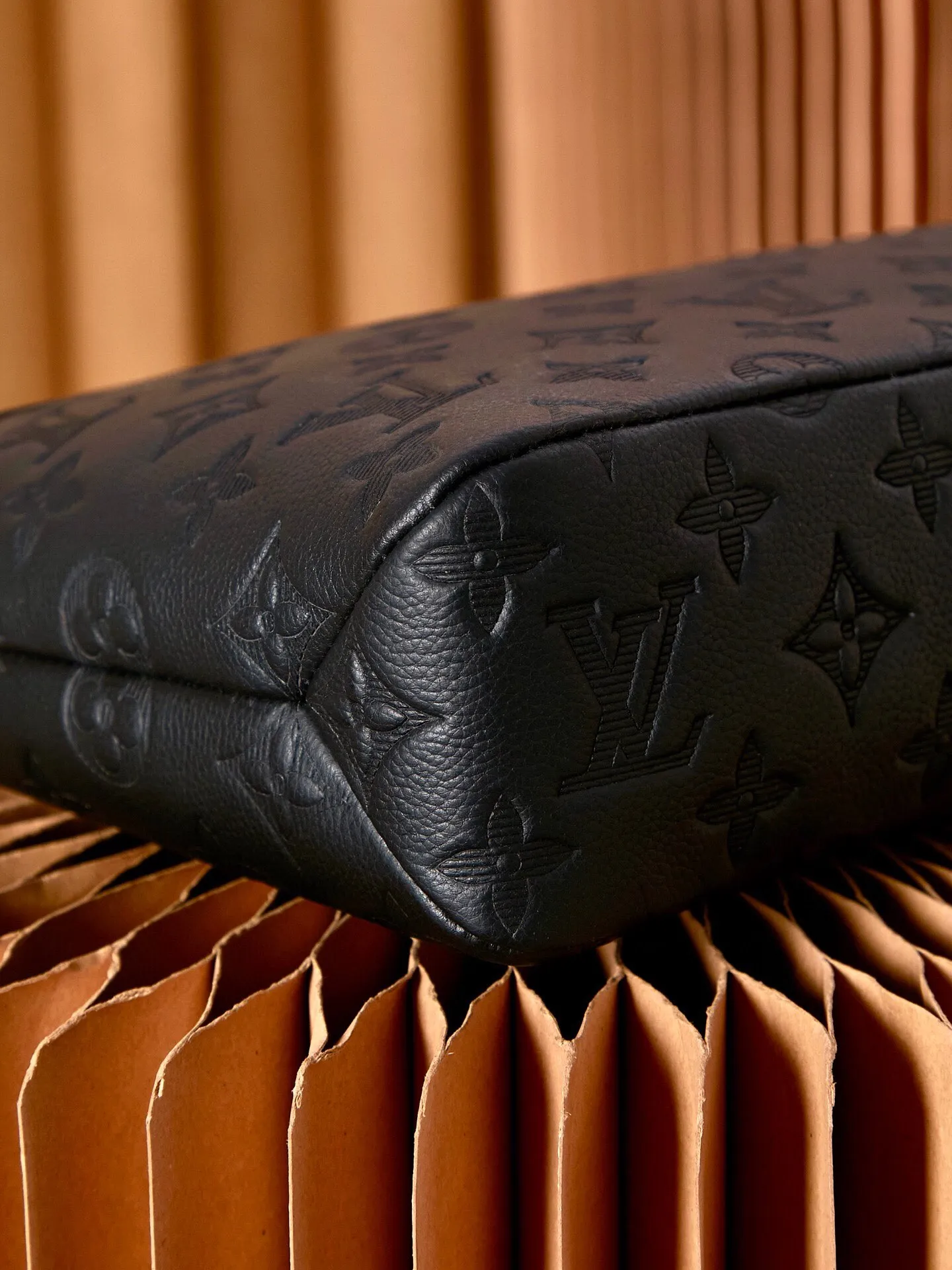 P¥540👉nfc dynamic chip version👈【Top inspection-free all-steel hardware】M82545 black leather embossed POCHETTE VOYAGE SOUPLE clutch Pochette Voyage SOUPLE clutch bag is made of soft Monogram Eclipse coated canvas, with rounded strokes to outline the classic Pochette Voyage clutch bag lines, bringing a comfortable travel experience. M82543 Full leather embossed, black floral black leather, black grid black leather, presbyopic black leather, Pila brand front compartment clutch, small clutch oo [handshake] [handshake] Slim configuration with zipper compartment and magnetic back pocket. Comes in gift box 32 x 21 x 8 cm (length x height x width)