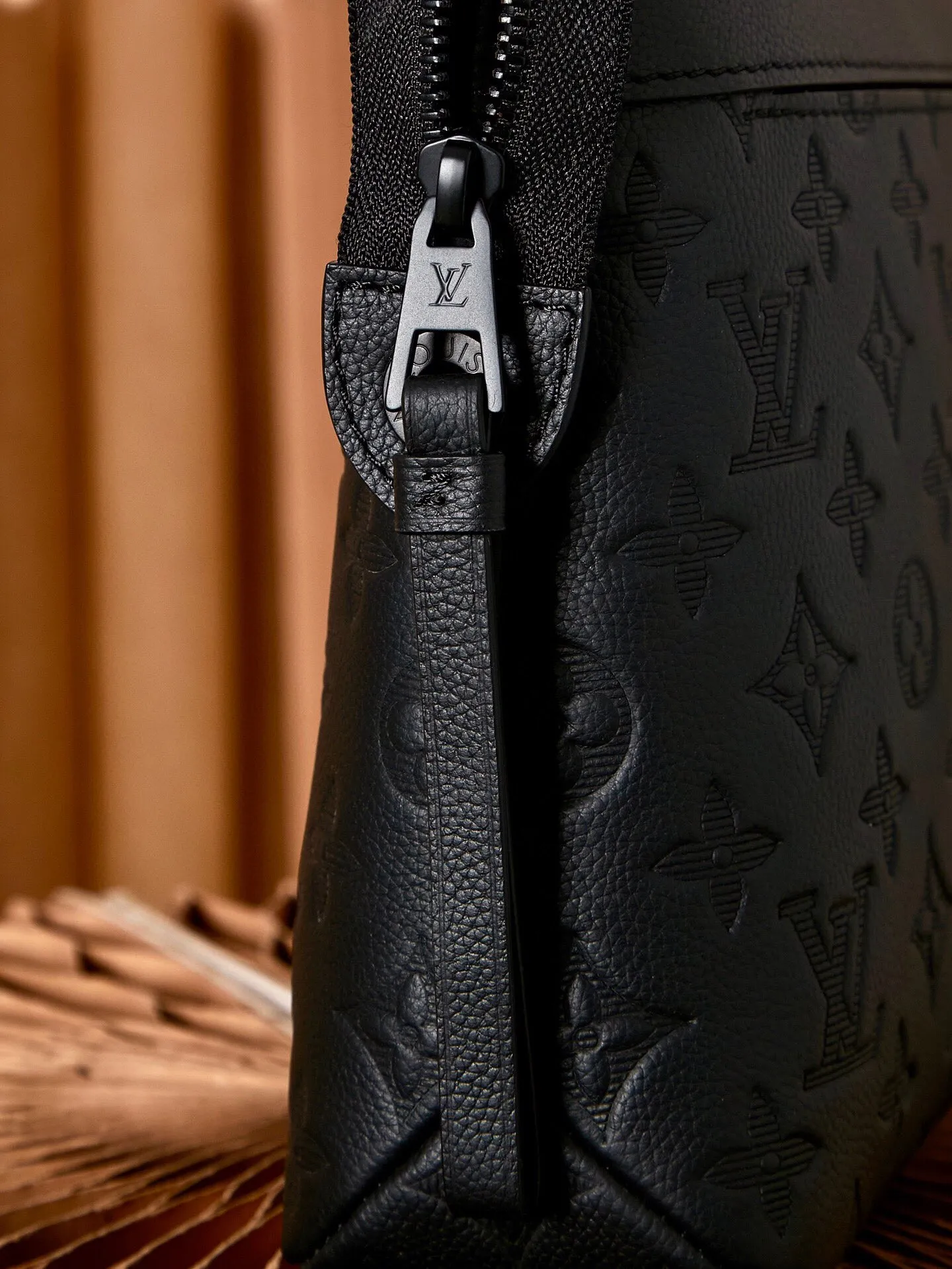 P¥540👉nfc dynamic chip version👈【Top inspection-free all-steel hardware】M82545 black leather embossed POCHETTE VOYAGE SOUPLE clutch Pochette Voyage SOUPLE clutch bag is made of soft Monogram Eclipse coated canvas, with rounded strokes to outline the classic Pochette Voyage clutch bag lines, bringing a comfortable travel experience. M82543 Full leather embossed, black floral black leather, black grid black leather, presbyopic black leather, Pila brand front compartment clutch, small clutch oo [handshake] [handshake] Slim configuration with zipper compartment and magnetic back pocket. Comes in gift box 32 x 21 x 8 cm (length x height x width)