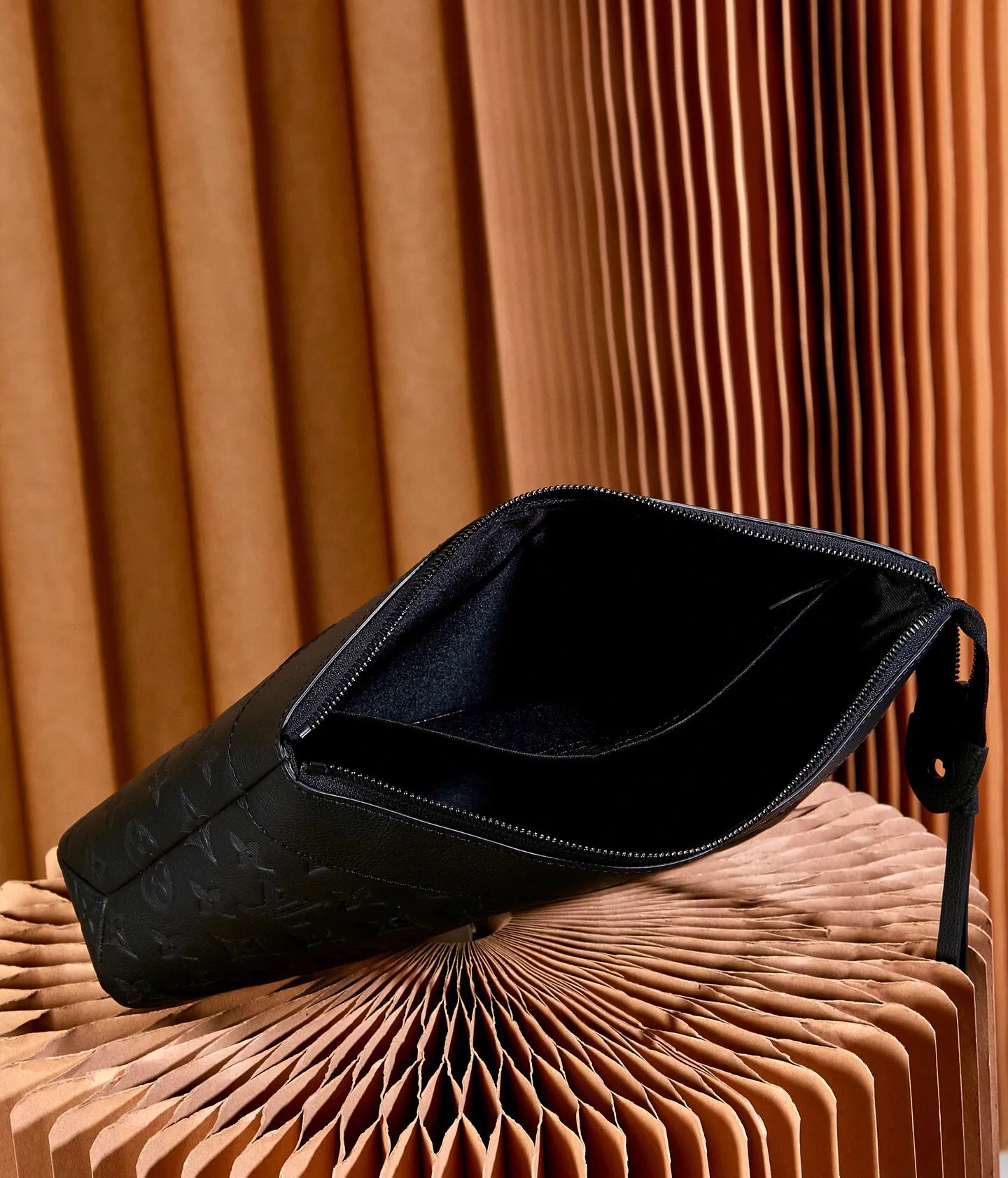 P¥540👉nfc dynamic chip version👈【Top inspection-free all-steel hardware】M82545 black leather embossed POCHETTE VOYAGE SOUPLE clutch Pochette Voyage SOUPLE clutch bag is made of soft Monogram Eclipse coated canvas, with rounded strokes to outline the classic Pochette Voyage clutch bag lines, bringing a comfortable travel experience. M82543 Full leather embossed, black floral black leather, black grid black leather, presbyopic black leather, Pila brand front compartment clutch, small clutch oo [handshake] [handshake] Slim configuration with zipper compartment and magnetic back pocket. Comes in gift box 32 x 21 x 8 cm (length x height x width)