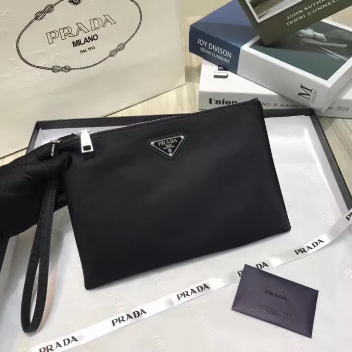 Batch 300¥ [original order purchasing agent level] PRADA limited edition men's handbag💼The latest style, counter synchronization, genuine development, model 1NH545067 Color: black/triangle mark, inner code cloth label 208 OEM code💋Top original imported nylon material + cowhide, nylon lining, original imported polished steel metal accessories! The exquisite wiring is even and neat, the workmanship is exquisite, the quality is comparable to the original product, size: 28cm long and 18cm high [with original packaging box]