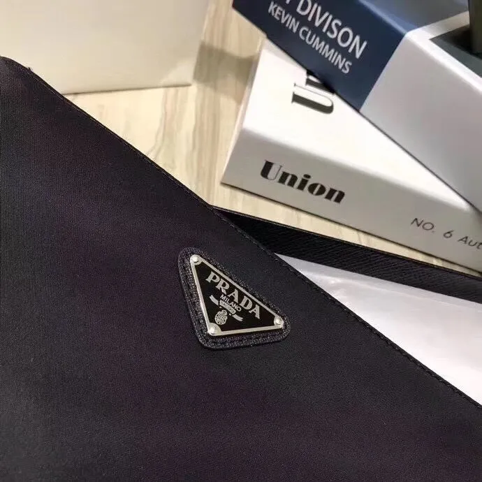 Batch 300¥ [original order purchasing agent level] PRADA limited edition men's handbag💼The latest style, counter synchronization, genuine development, model 1NH545067 Color: black/triangle mark, inner code cloth label 208 OEM code💋Top original imported nylon material + cowhide, nylon lining, original imported polished steel metal accessories! The exquisite wiring is even and neat, the workmanship is exquisite, the quality is comparable to the original product, size: 28cm long and 18cm high [with original packaging box]