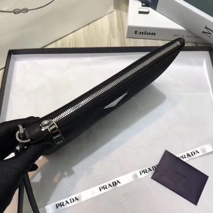 Batch 300¥ [original order purchasing agent level] PRADA limited edition men's handbag💼The latest style, counter synchronization, genuine development, model 1NH545067 Color: black/triangle mark, inner code cloth label 208 OEM code💋Top original imported nylon material + cowhide, nylon lining, original imported polished steel metal accessories! The exquisite wiring is even and neat, the workmanship is exquisite, the quality is comparable to the original product, size: 28cm long and 18cm high [with original packaging box]