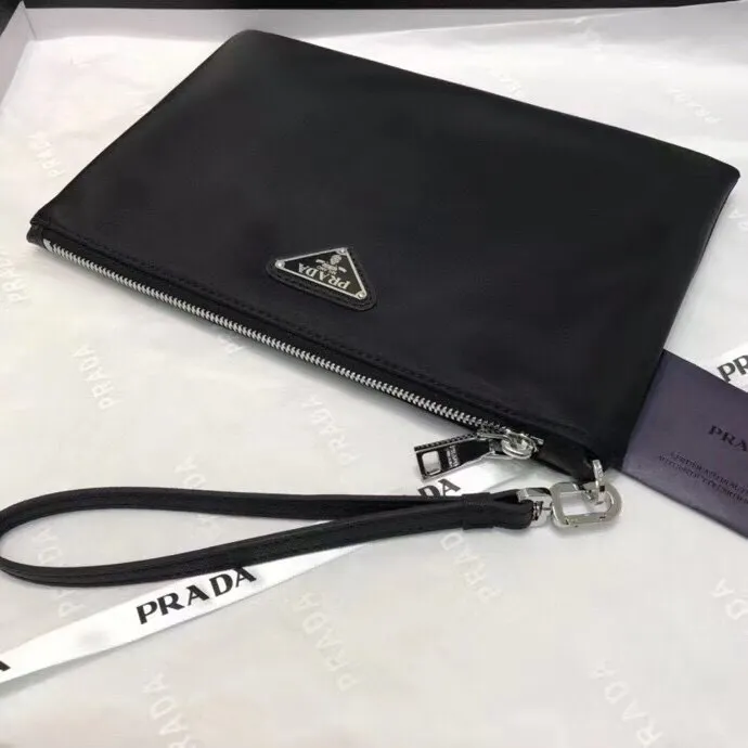 Batch 300¥ [original order purchasing agent level] PRADA limited edition men's handbag💼The latest style, counter synchronization, genuine development, model 1NH545067 Color: black/triangle mark, inner code cloth label 208 OEM code💋Top original imported nylon material + cowhide, nylon lining, original imported polished steel metal accessories! The exquisite wiring is even and neat, the workmanship is exquisite, the quality is comparable to the original product, size: 28cm long and 18cm high [with original packaging box]