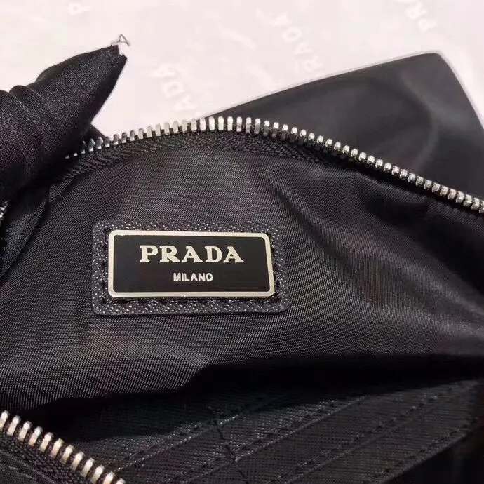 Batch 300¥ [original order purchasing agent level] PRADA limited edition men's handbag💼The latest style, counter synchronization, genuine development, model 1NH545067 Color: black/triangle mark, inner code cloth label 208 OEM code💋Top original imported nylon material + cowhide, nylon lining, original imported polished steel metal accessories! The exquisite wiring is even and neat, the workmanship is exquisite, the quality is comparable to the original product, size: 28cm long and 18cm high [with original packaging box]