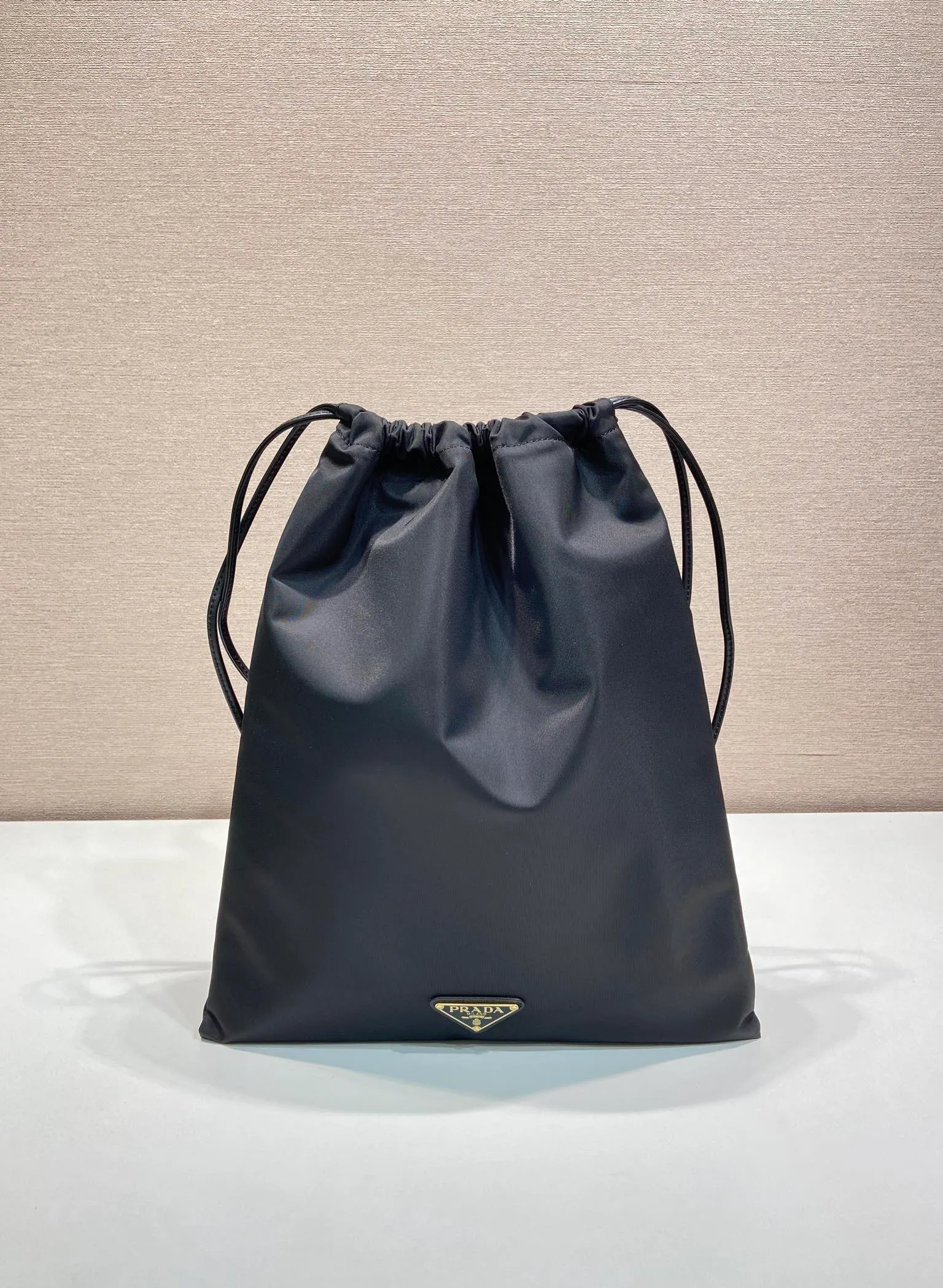 💰560🎉New handbag🎉1NK001 drawstring pouch🎉💰 This drawstring pouch is made of Re-Nylon nylon, with a calf leather drawstring top, enamelled triangular metal logo, Re-Nylon lining with patch pockets, it can also be used as a handbag/storage bag and cosmetic bag. The functionality is very practical, and it is a popular style that will never go out of style. It is worth owning🎉 Height: 35cm Width: 29cm