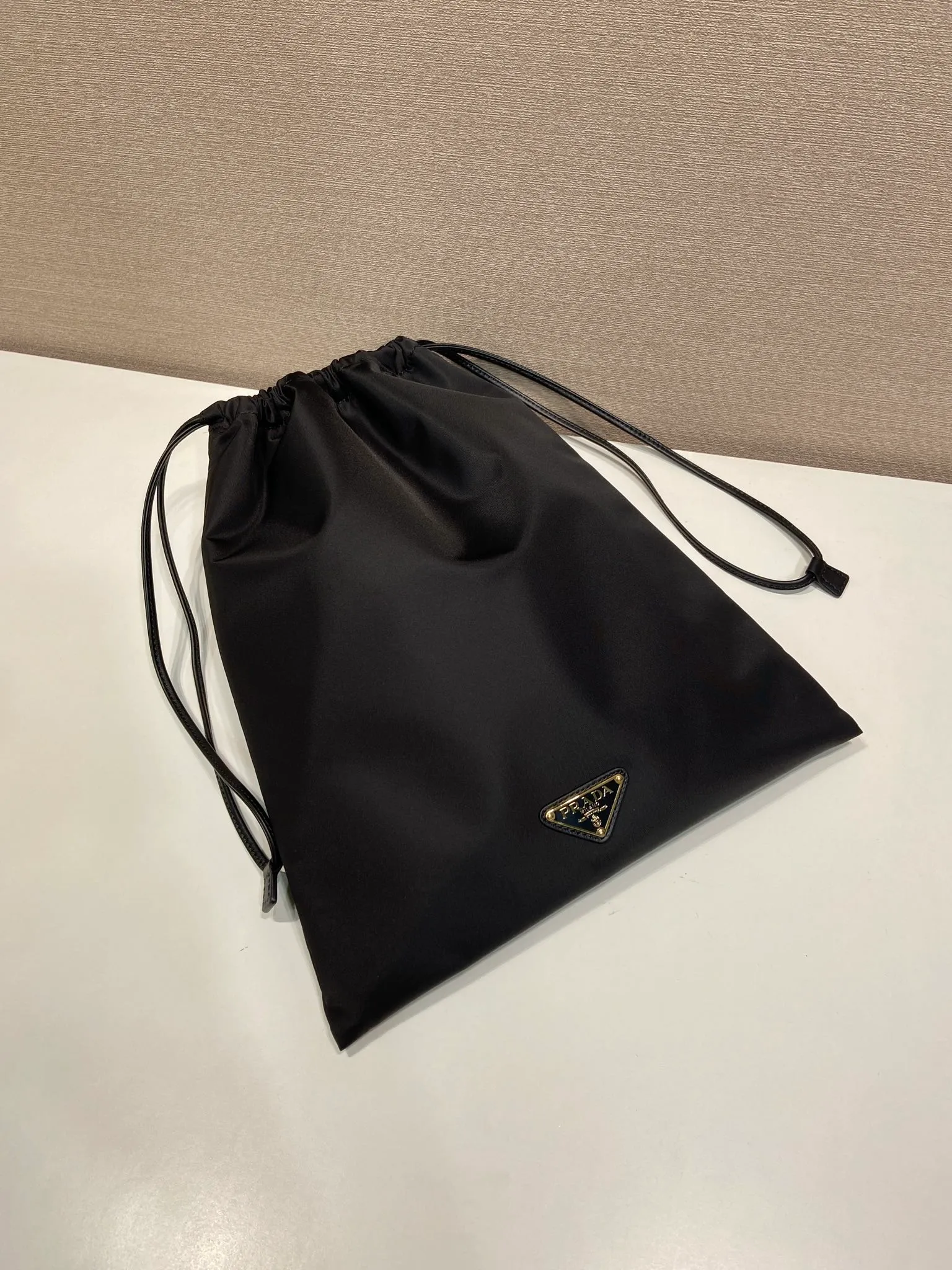 💰560🎉New handbag🎉1NK001 drawstring pouch🎉💰 This drawstring pouch is made of Re-Nylon nylon, with a calf leather drawstring top, enamelled triangular metal logo, Re-Nylon lining with patch pockets, it can also be used as a handbag/storage bag and cosmetic bag. The functionality is very practical, and it is a popular style that will never go out of style. It is worth owning🎉 Height: 35cm Width: 29cm