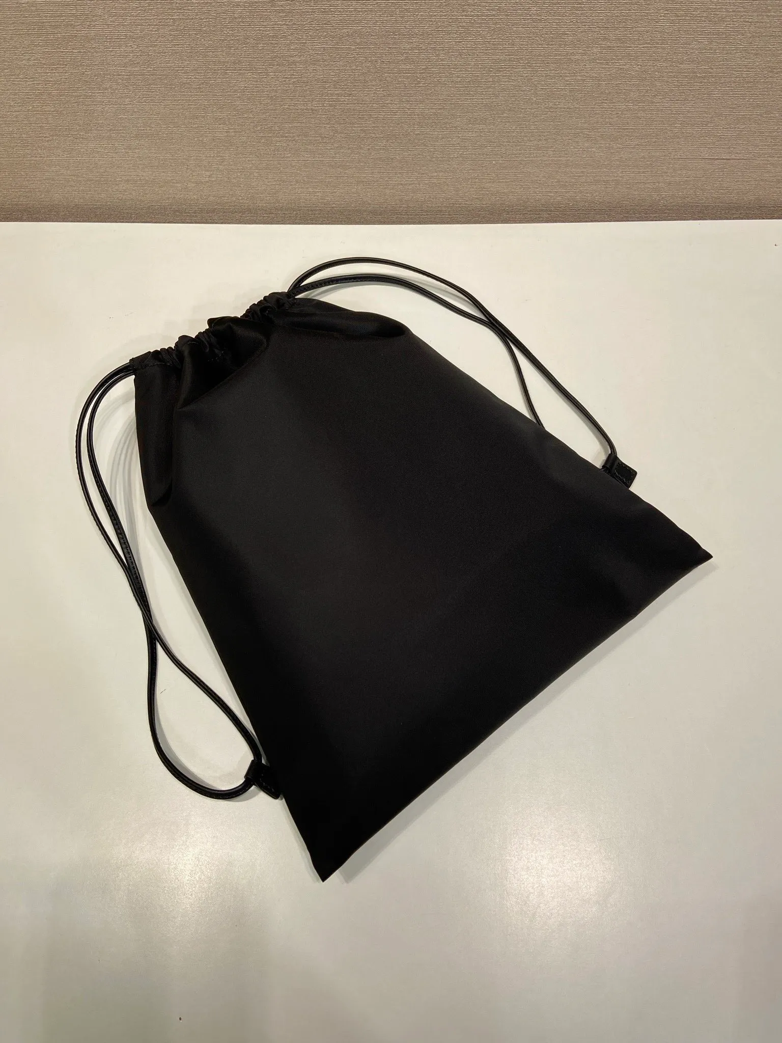 💰560🎉New handbag🎉1NK001 drawstring pouch🎉💰 This drawstring pouch is made of Re-Nylon nylon, with a calf leather drawstring top, enamelled triangular metal logo, Re-Nylon lining with patch pockets, it can also be used as a handbag/storage bag and cosmetic bag. The functionality is very practical, and it is a popular style that will never go out of style. It is worth owning🎉 Height: 35cm Width: 29cm
