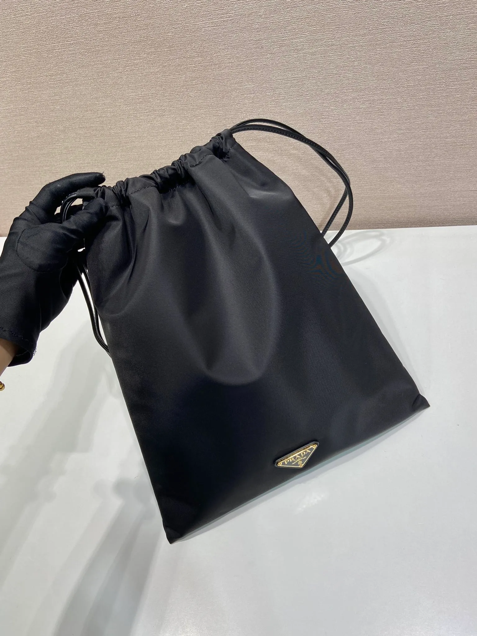 💰560🎉New handbag🎉1NK001 drawstring pouch🎉💰 This drawstring pouch is made of Re-Nylon nylon, with a calf leather drawstring top, enamelled triangular metal logo, Re-Nylon lining with patch pockets, it can also be used as a handbag/storage bag and cosmetic bag. The functionality is very practical, and it is a popular style that will never go out of style. It is worth owning🎉 Height: 35cm Width: 29cm