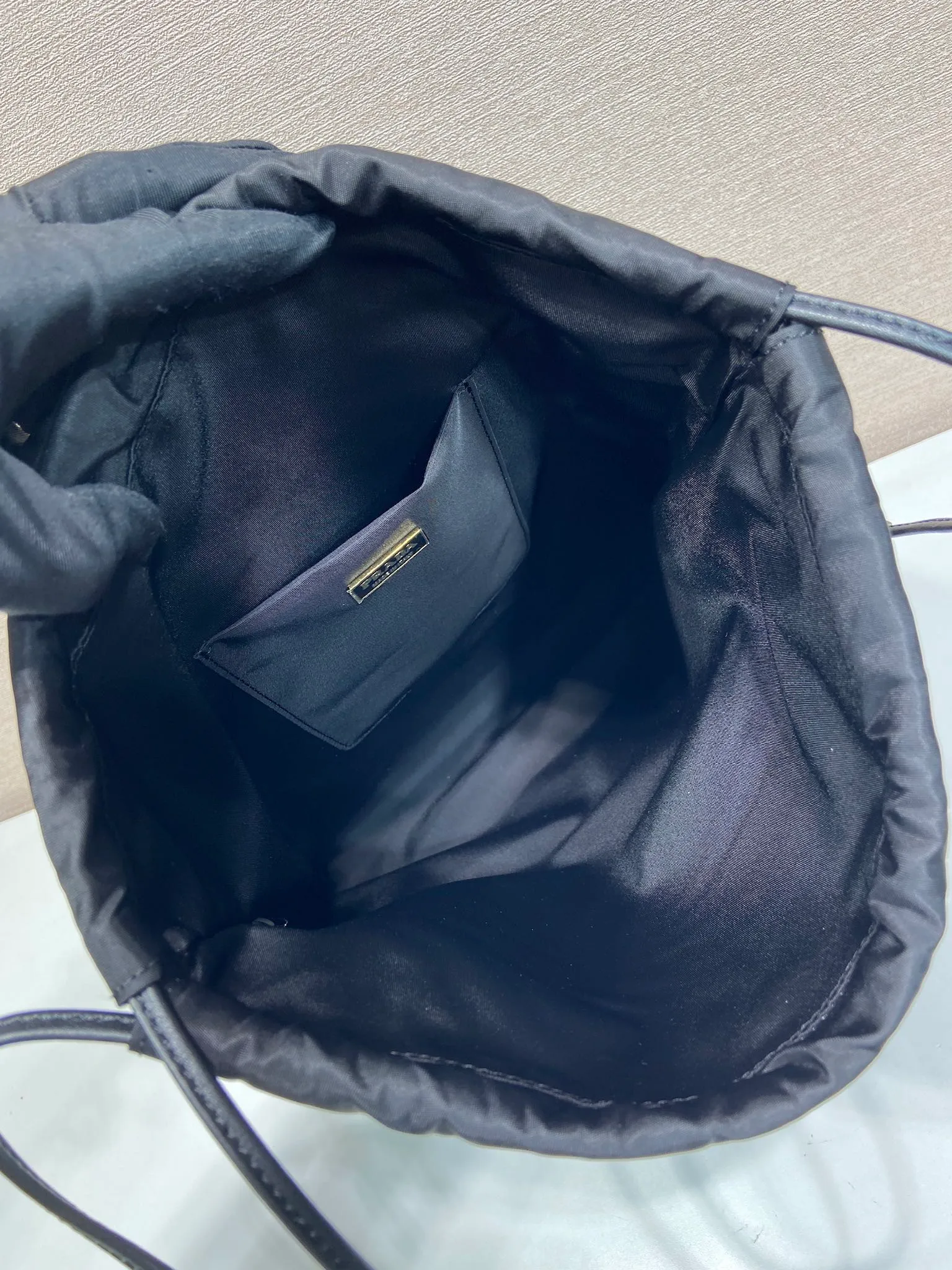 💰560🎉New handbag🎉1NK001 drawstring pouch🎉💰 This drawstring pouch is made of Re-Nylon nylon, with a calf leather drawstring top, enamelled triangular metal logo, Re-Nylon lining with patch pockets, it can also be used as a handbag/storage bag and cosmetic bag. The functionality is very practical, and it is a popular style that will never go out of style. It is worth owning🎉 Height: 35cm Width: 29cm