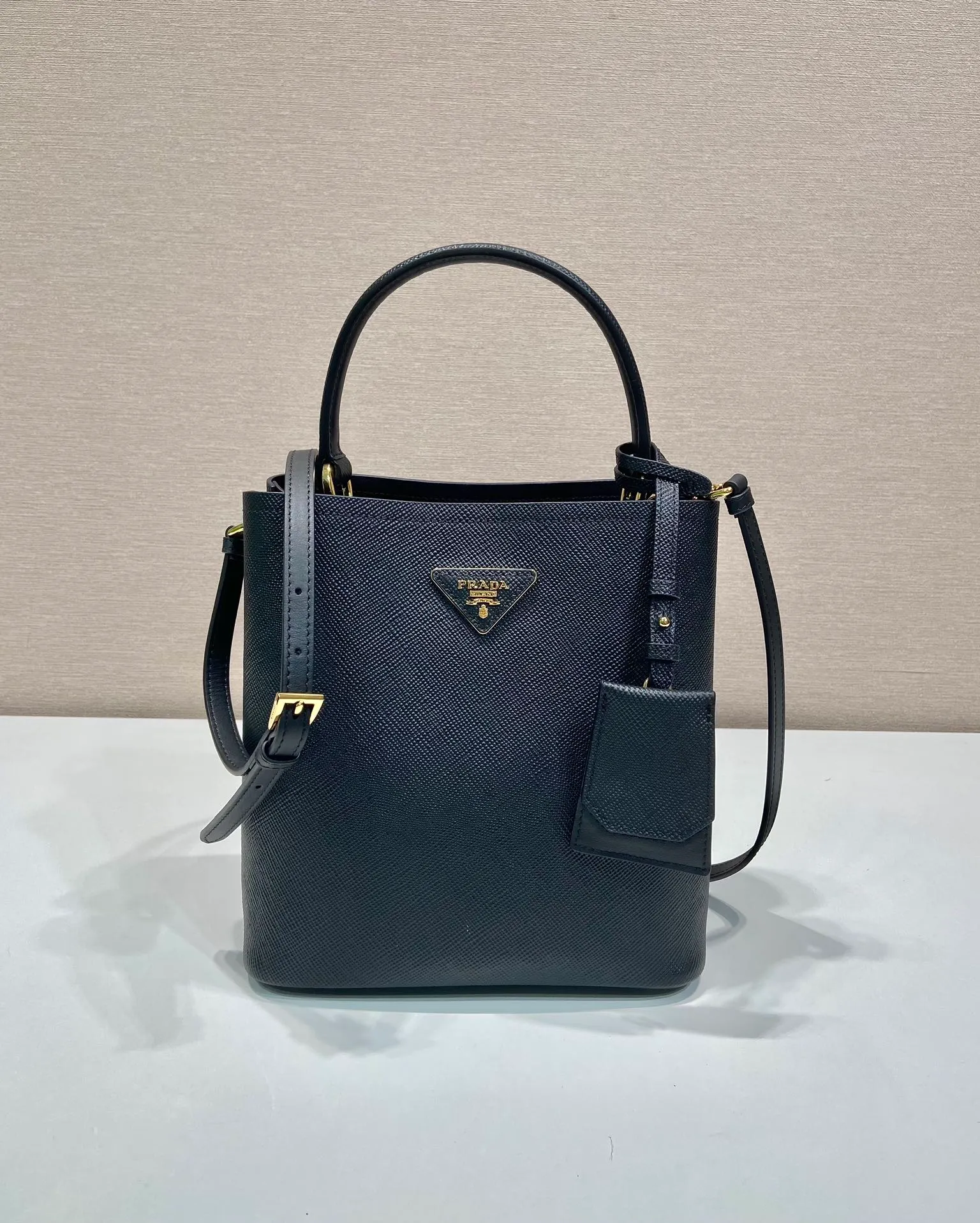 💰1840🔆Exclusive first release🔆1BA212💋New color🤙🤙Made of imported Saffiano leather material, the detachable shoulder strap, leather nameplate and metal logo complement each other. Leather-covered central pocket with magnetic buckle. Saffiano leather triangle logo. Contrast color nappa leather lining. This Double handbag has an elegant style, eye-catching and unique. It is also a popular style🙋🏻🙋🏻Length 22X Height 23X Bottom 13cm