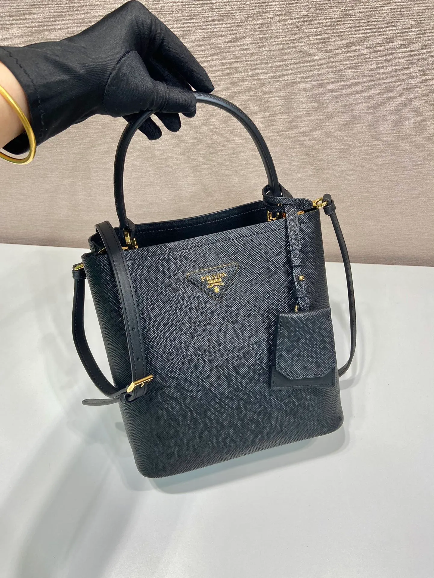 💰1840🔆Exclusive first release🔆1BA212💋New color🤙🤙Made of imported Saffiano leather material, the detachable shoulder strap, leather nameplate and metal logo complement each other. Leather-covered central pocket with magnetic buckle. Saffiano leather triangle logo. Contrast color nappa leather lining. This Double handbag has an elegant style, eye-catching and unique. It is also a popular style🙋🏻🙋🏻Length 22X Height 23X Bottom 13cm