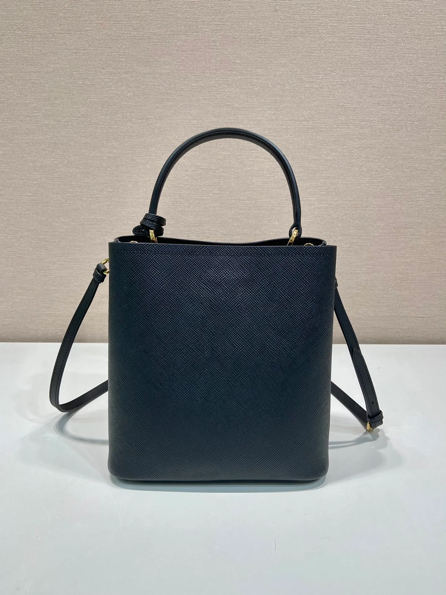 💰1840🔆Exclusive first release🔆1BA212💋New color🤙🤙Made of imported Saffiano leather material, the detachable shoulder strap, leather nameplate and metal logo complement each other. Leather-covered central pocket with magnetic buckle. Saffiano leather triangle logo. Contrast color nappa leather lining. This Double handbag has an elegant style, eye-catching and unique. It is also a popular style🙋🏻🙋🏻Length 22X Height 23X Bottom 13cm